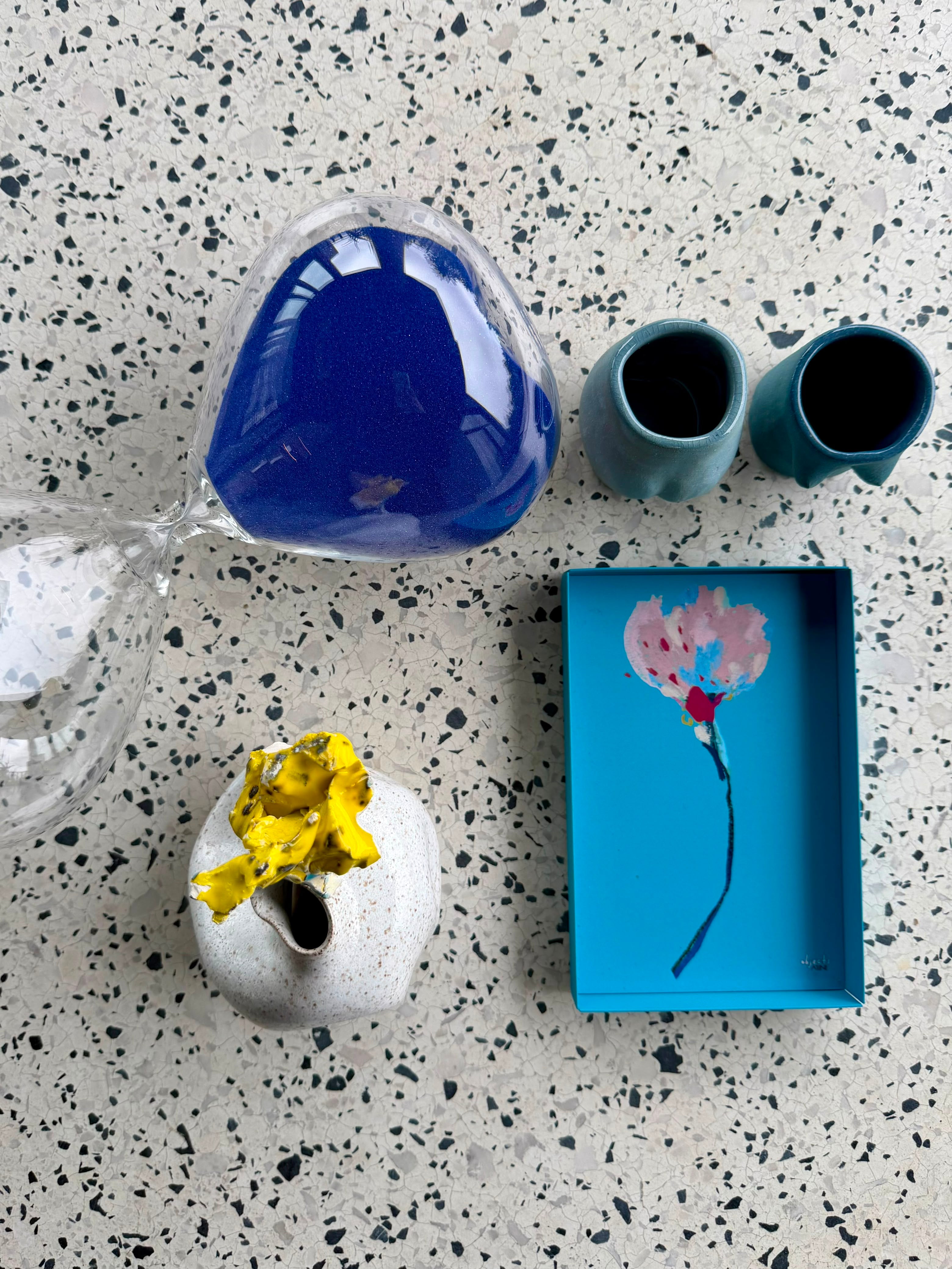 Bandeja edição especial #03 em composição decorativa, combinando metal azul e estampa floral contemporânea.