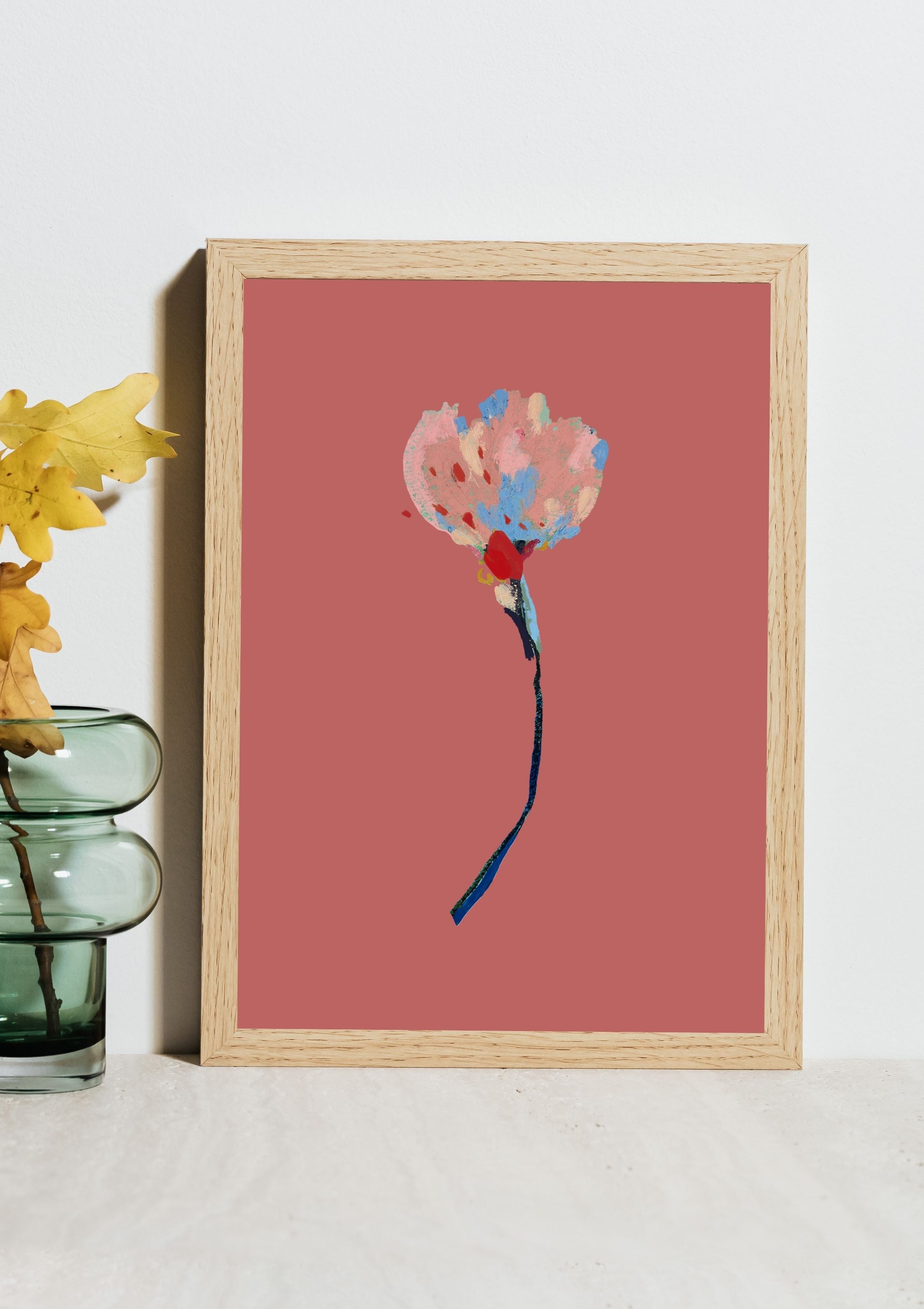 Print floral #Flor03 da A'IUNE ambientado na parede, com destaque para as cores e o formato A4.