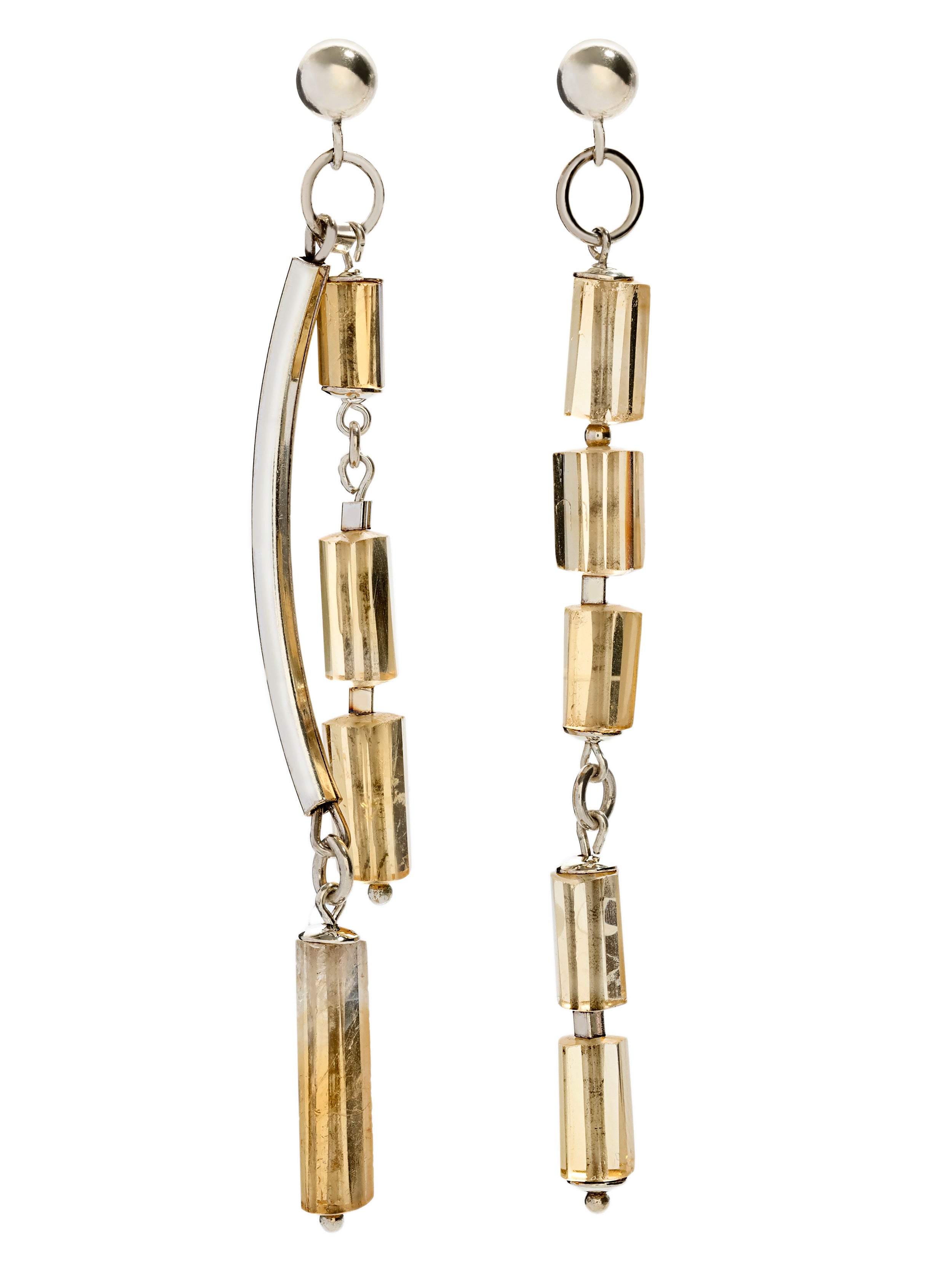 Par de brincos Couture em prata 925 com citrinos naturais, design fluido e assimétrico feito à mão pela A'IUNE.