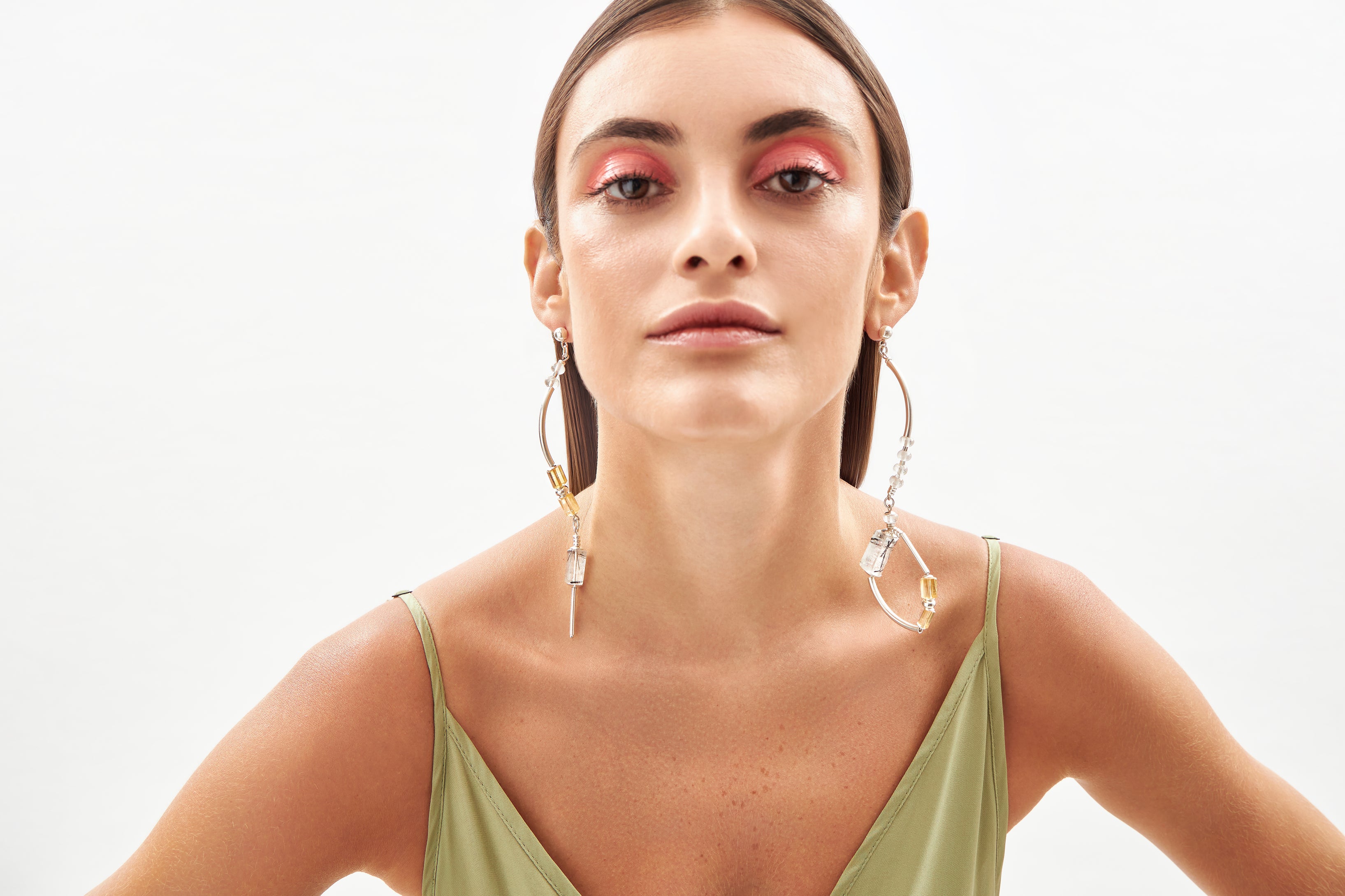 Brincos em prata 925 com cristais turmalinados e citrinos naturais usados em look sofisticado da linha COUTURE.