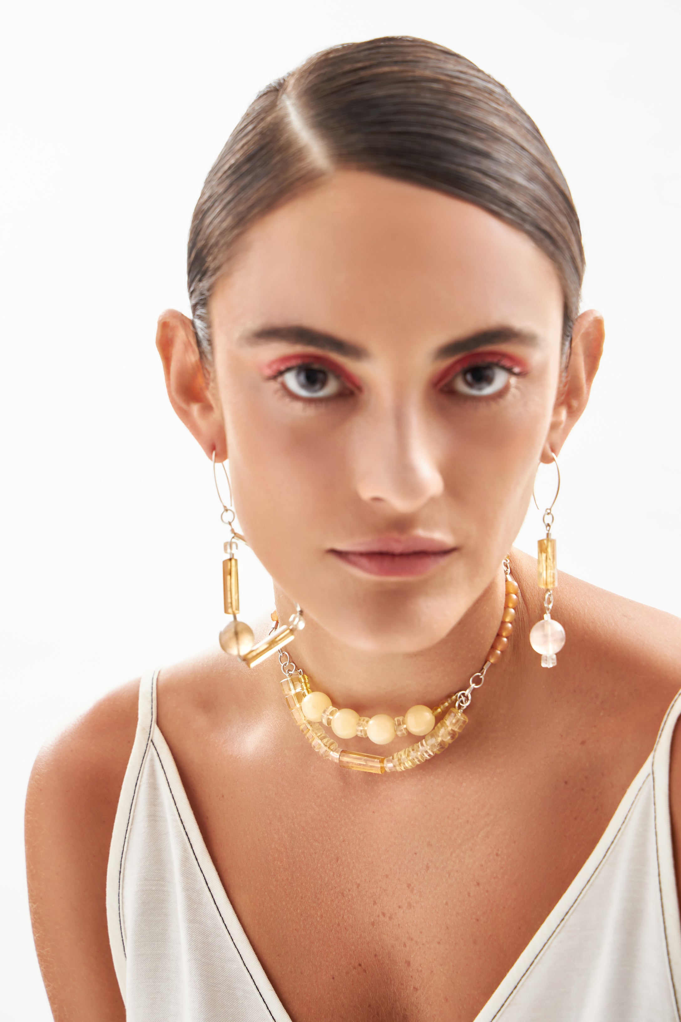 Modelo usando brincos em prata 925 com citrinos e calcitas naturais em composição sofisticada da linha COUTURE A'IUNE.
