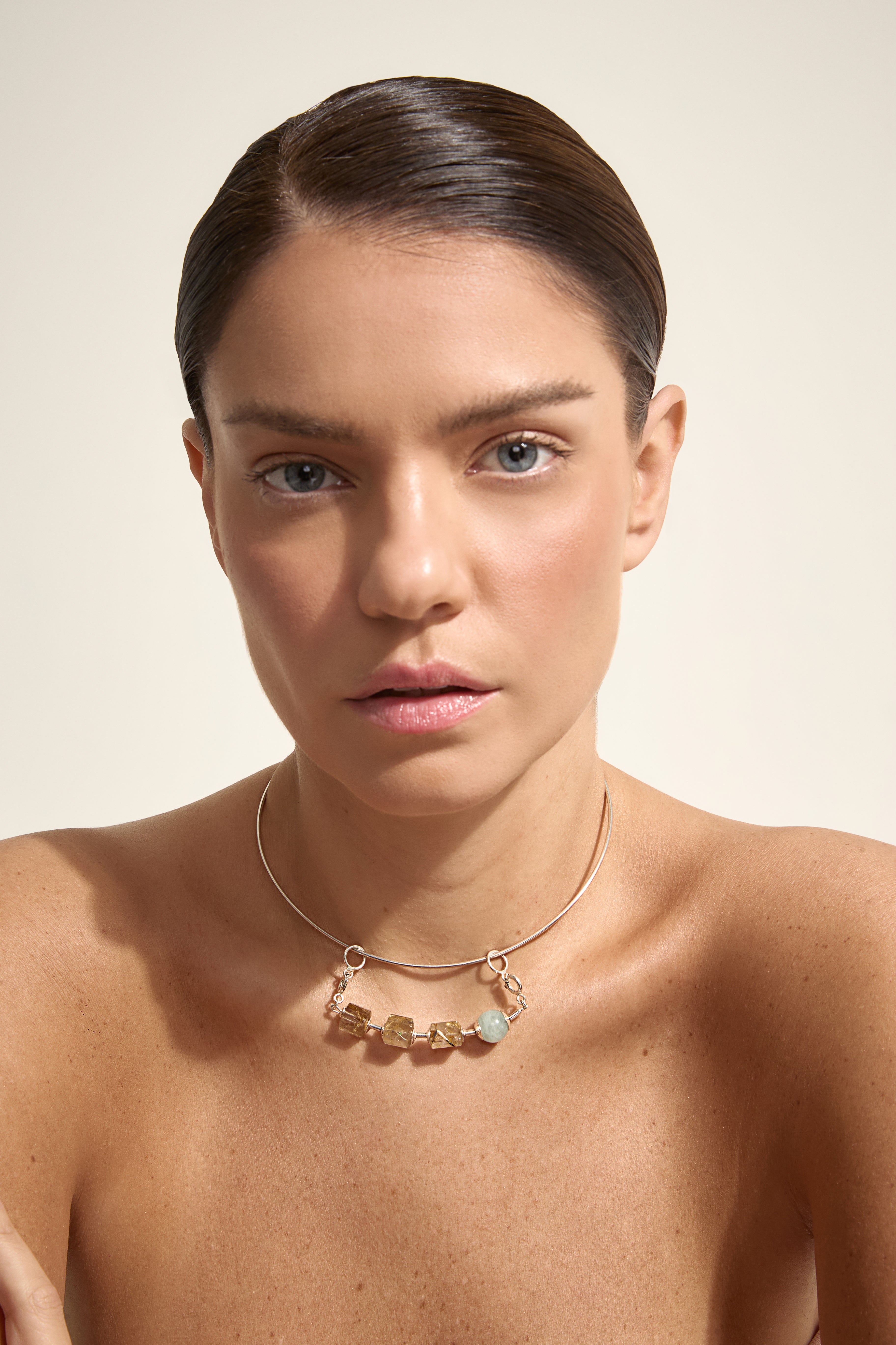 Modelo usando colar Tarsila com quartzo rutilado e água-marinha, peça única da collab Carol Lauriano.