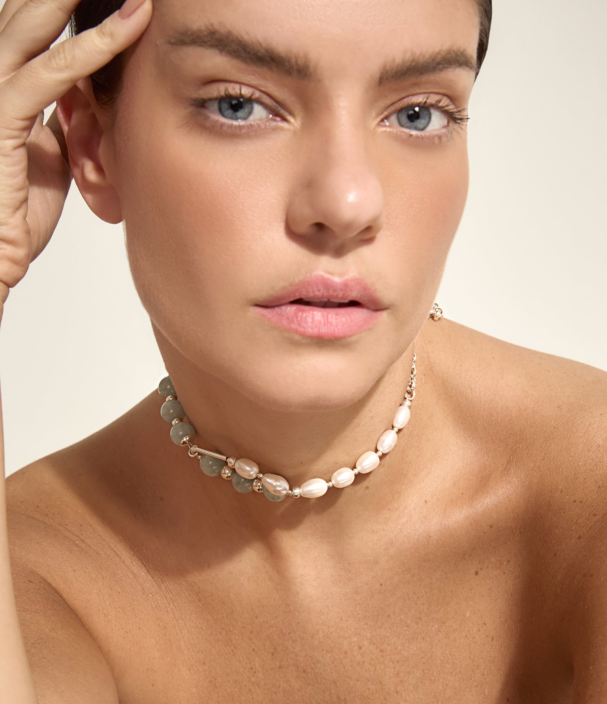 Modelo usando colar Tarsila da collab Carol Lauriano em prata 925 com água-marinha e pérolas naturais.