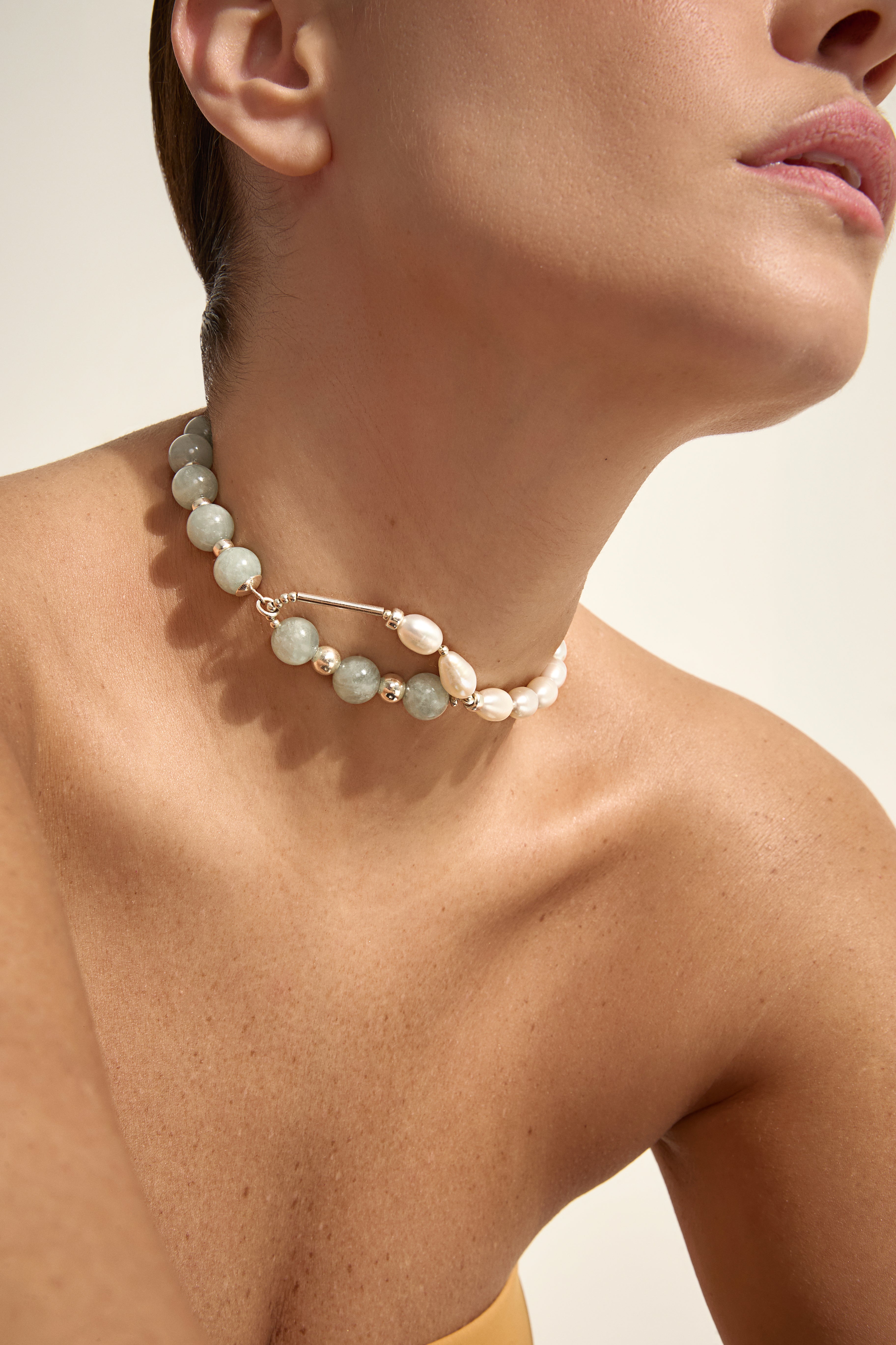 Modelo usando colar Tarsila em prata 925 com água-marinha e pérolas naturais de água doce da A'IUNE.