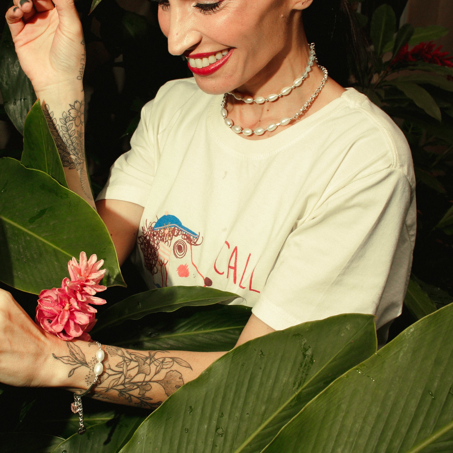 Modelo usando o colar Couture #1051, o colar de cima, em prata 925 com pérolas naturais e água-marinha.