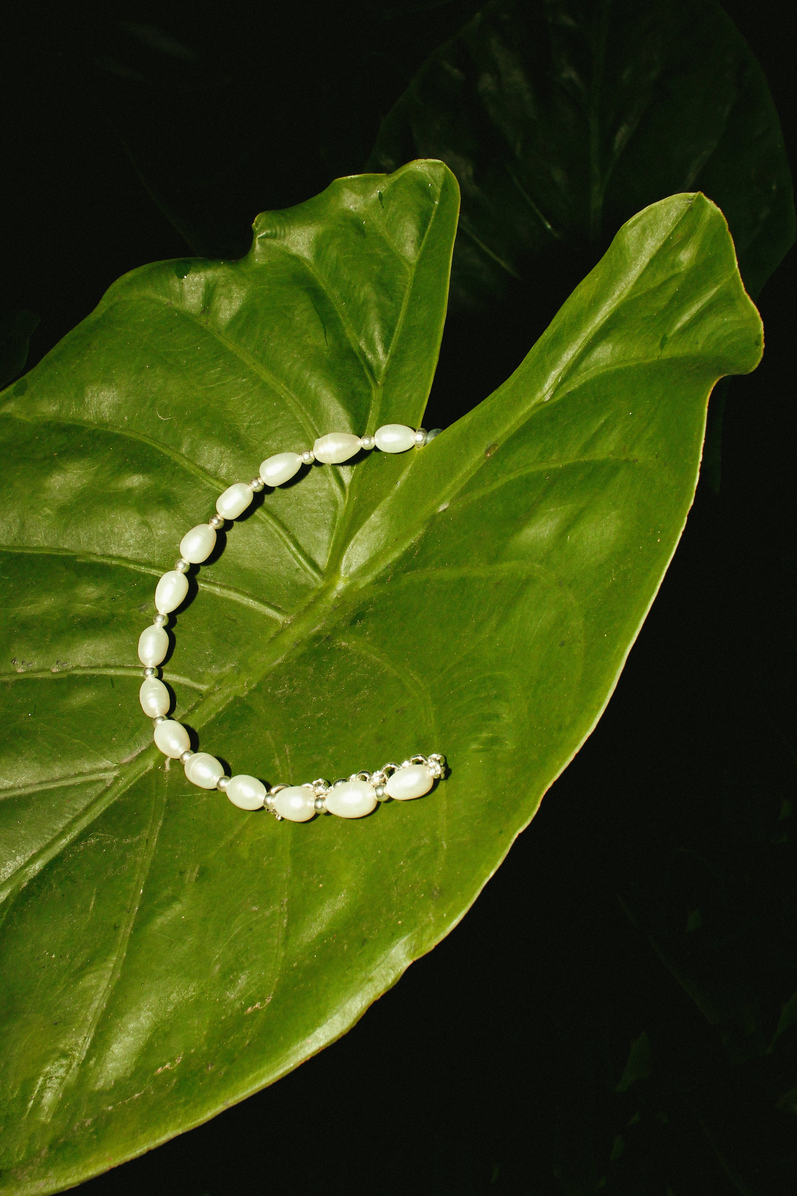 Colar Couture em prata 925 com pérolas naturais de água doce e água-marinha sobre folha verde, joia feita à mão pela A'IUNE.