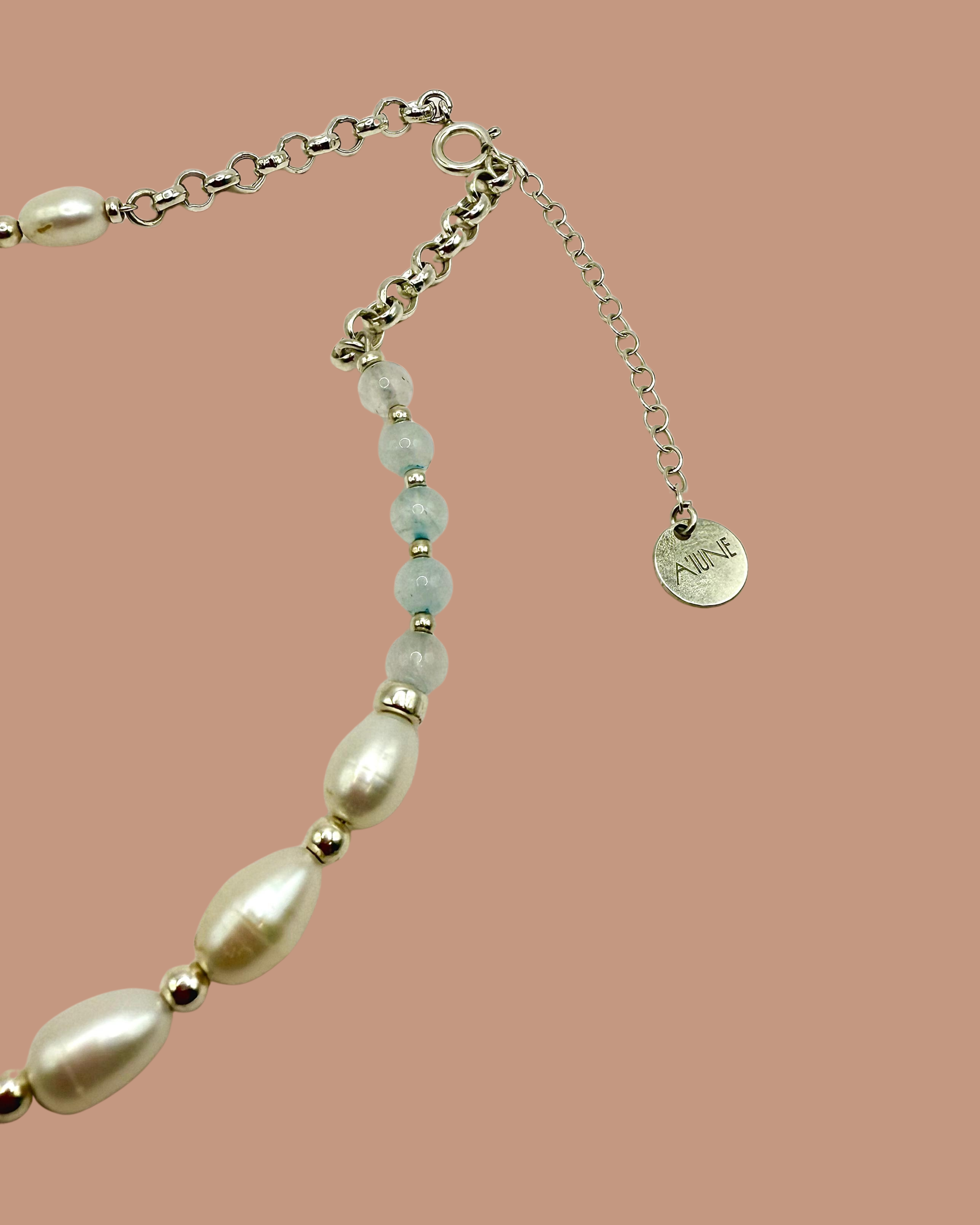 Detalhe do colar Couture em prata 925 com pérolas naturais de água doce e águas-marinhas esféricas.