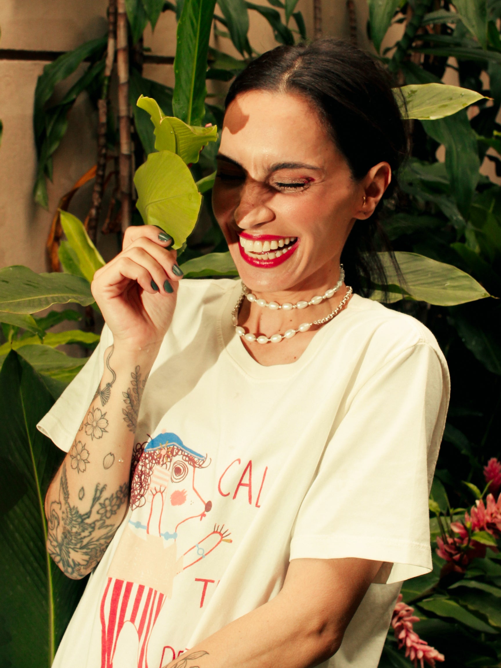 Modelo usando colar em prata 925 com pérolas naturais de água doce e água-marinha em look casual sofisticado.