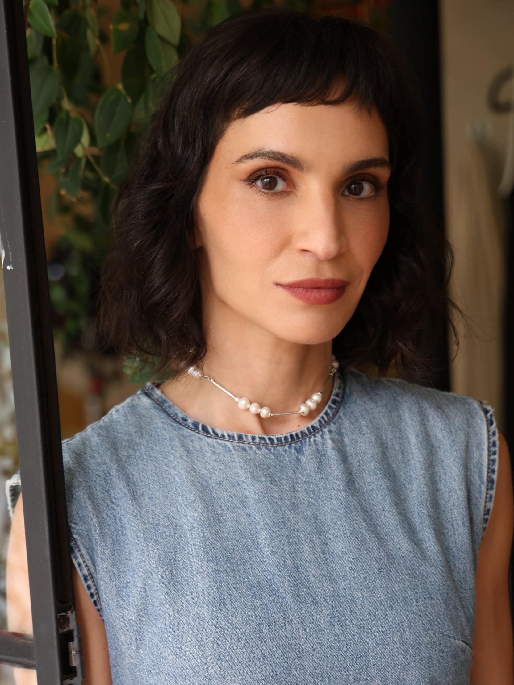 Modelo usando colar Couture em prata 925 com pérolas naturais de água doce em composição sofisticada da A'IUNE.
