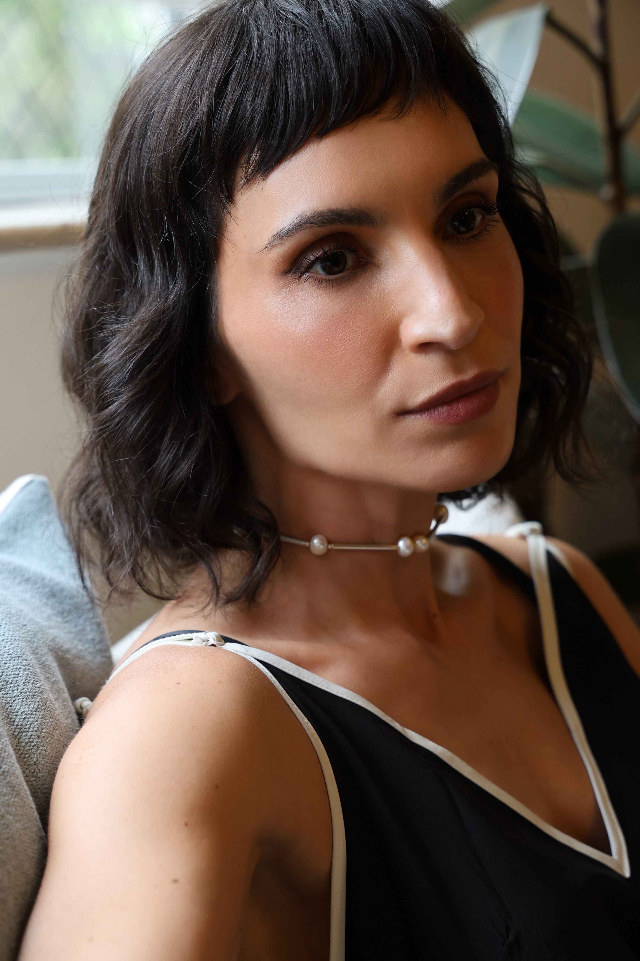 Modelo usando colar Essential em prata 925 com pérolas naturais de água doce em look sofisticado e contemporâneo.