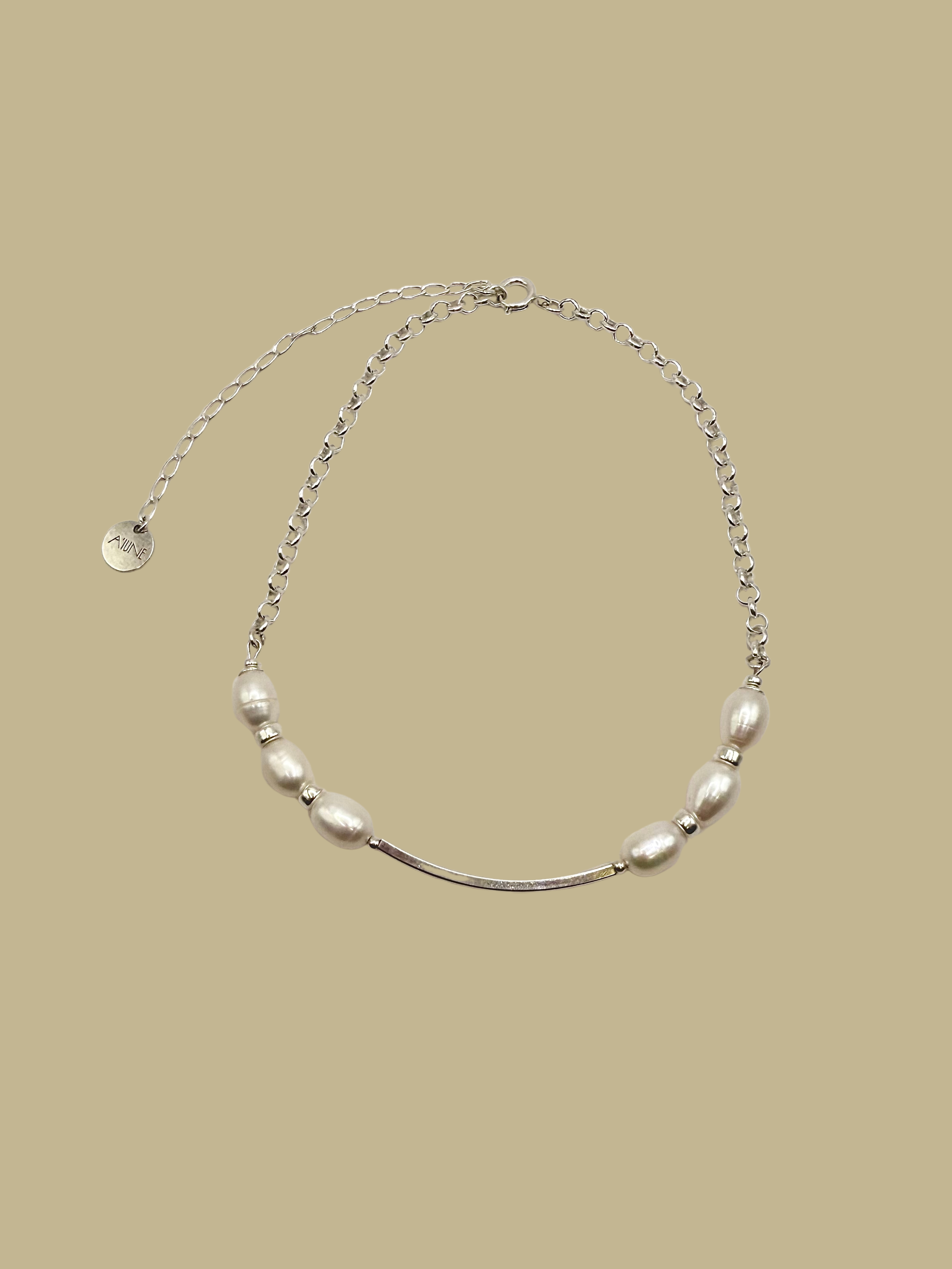 Colar Essential em prata 925 com pérolas naturais de água doce, ajuste regulável e design minimalista da A'IUNE.
