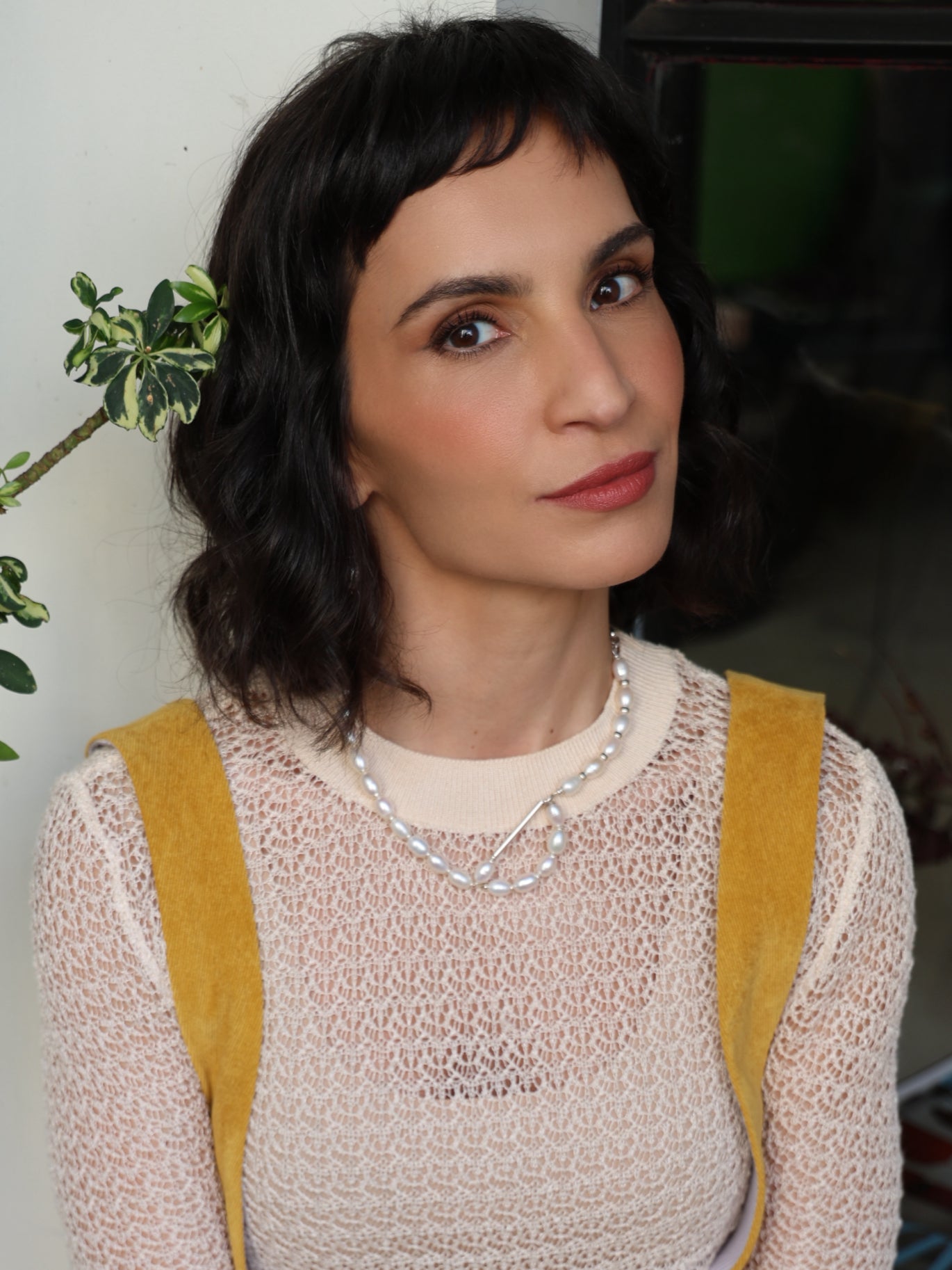 Modelo usando colar Essential A'IUNE com pérolas naturais de água doce em look sofisticado e contemporâneo.