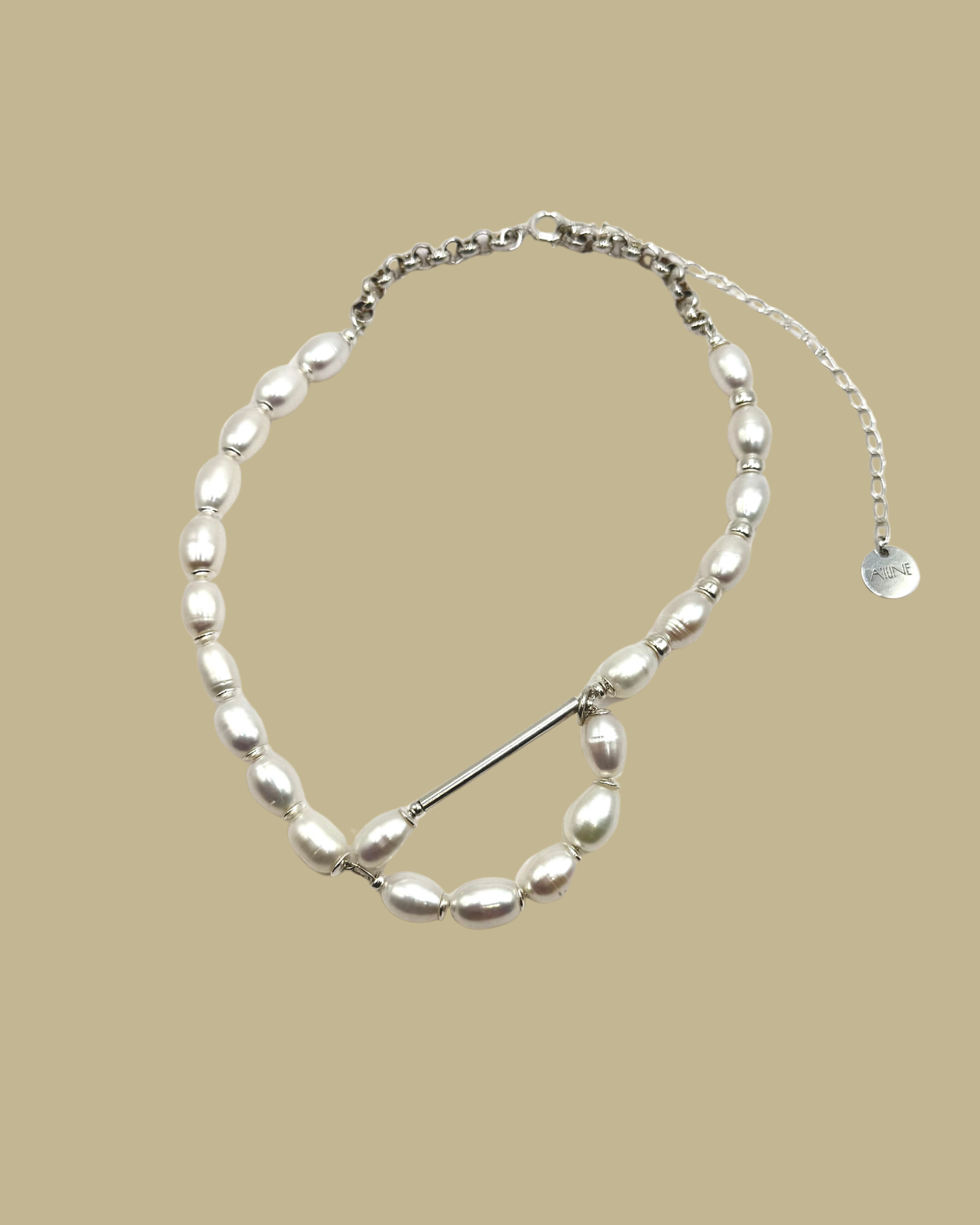 Colar A'IUNE em prata 925 com pérolas naturais de água doce sobre fundo neutro, joia artesanal da linha ESSENTIAL.