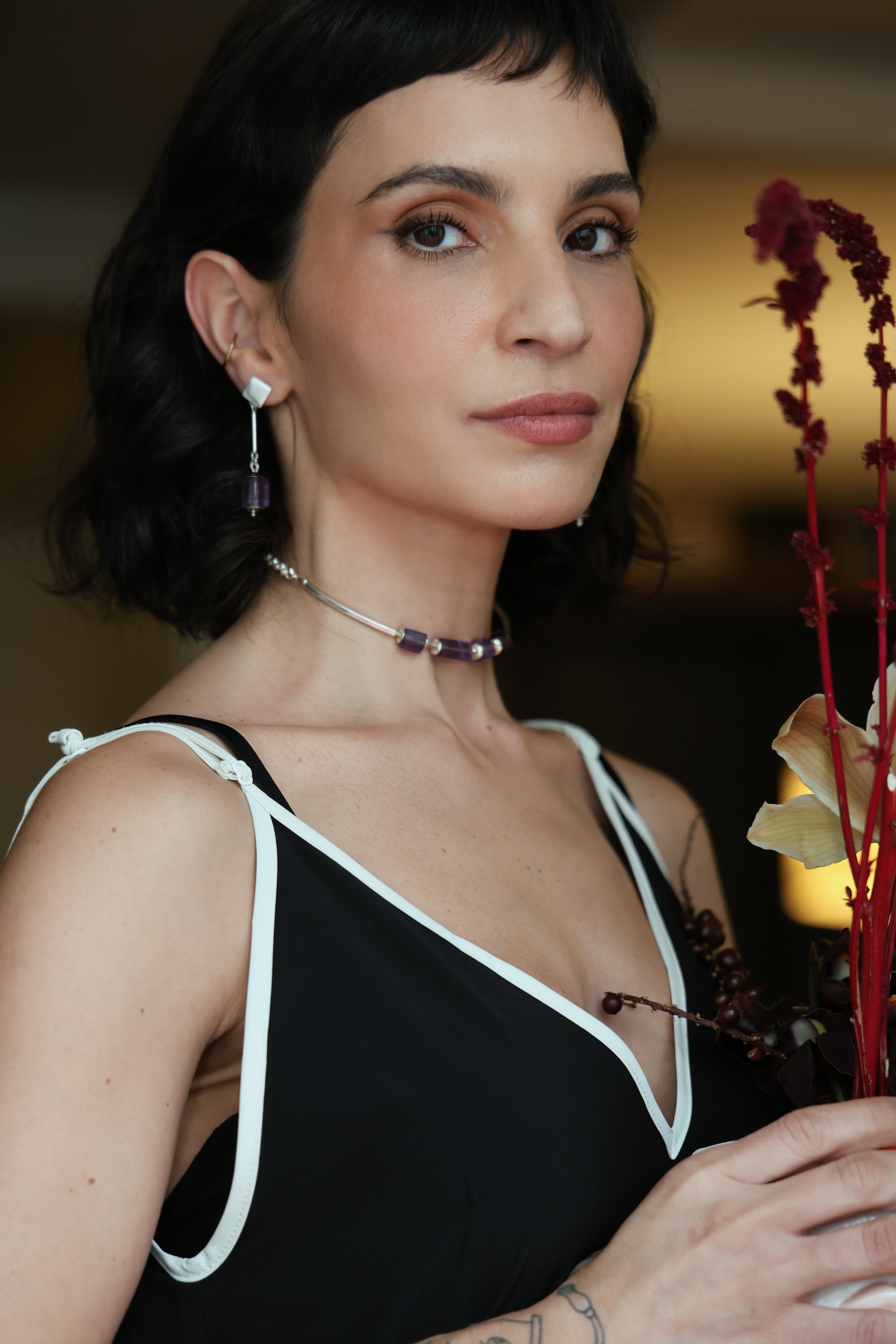 Modelo usando colar Essential em prata 925 com ametistas naturais em look sofisticado e contemporâneo.