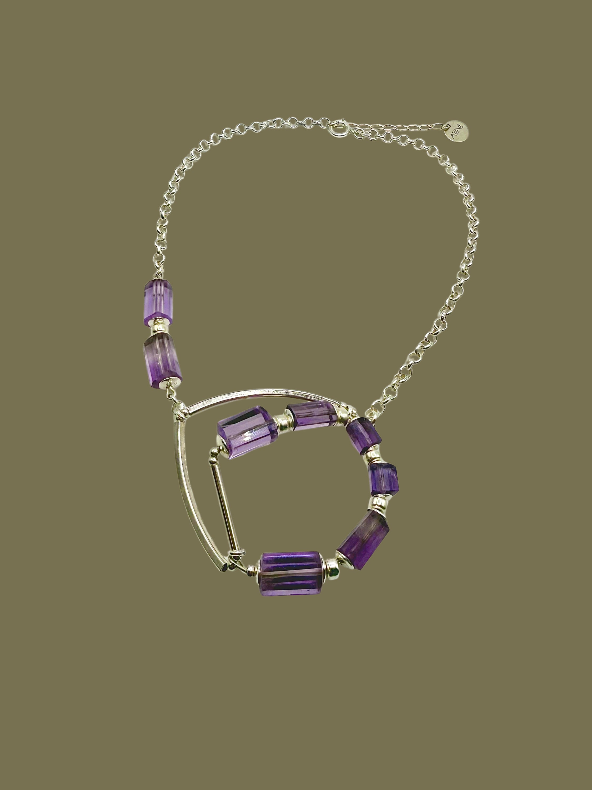 Colar Couture em prata 925 com ametistas lapidadas, design circular assimétrico e peça única feita à mão pela A'IUNE.