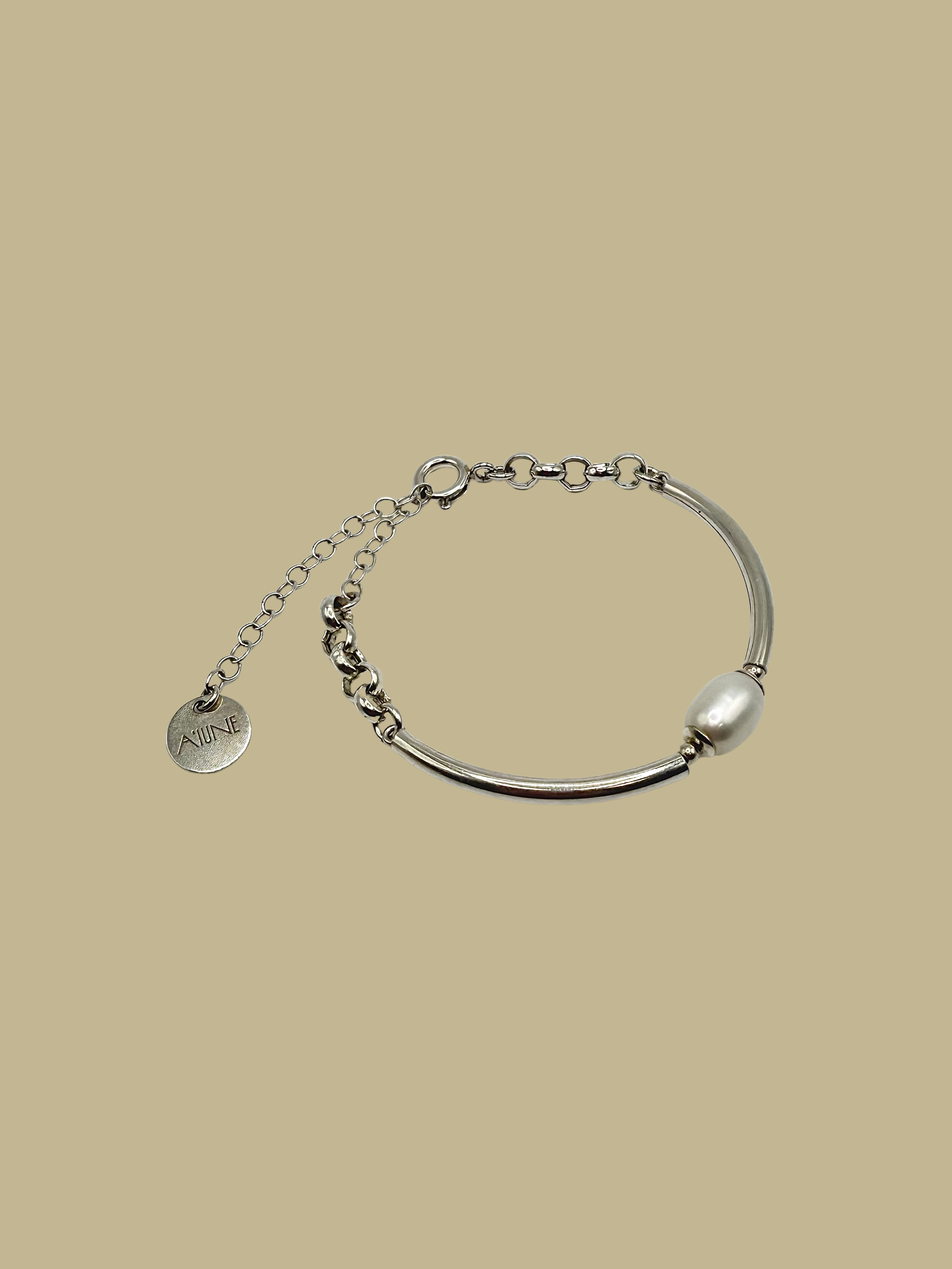 Pulseira A'IUNE em prata 925 com pérola natural de água doce, corrente de ajuste e estrutura delicada.