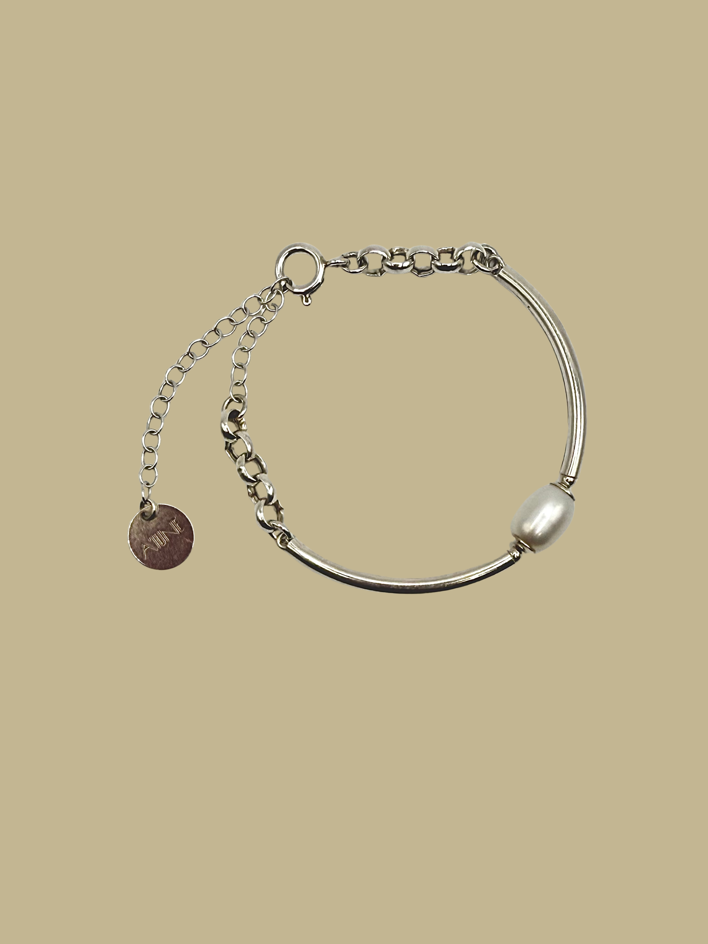 Pulseira Couture em prata 925 com pérola natural de água doce, corrente regulável e design minimalista da A'IUNE.