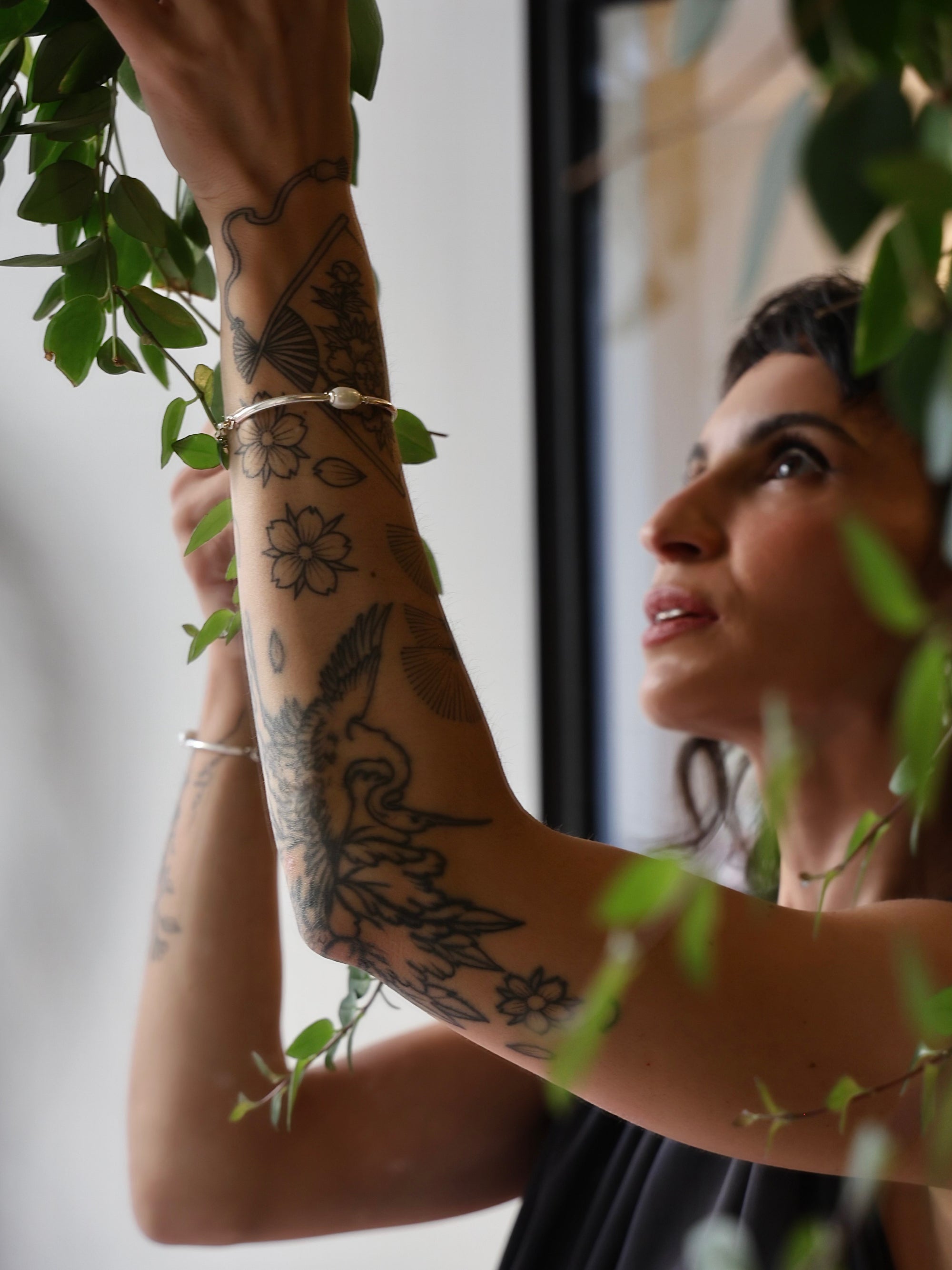 Modelo usando pulseira em prata 925 com pérola natural de água doce da linha COUTURE A'IUNE em composição sofisticada.