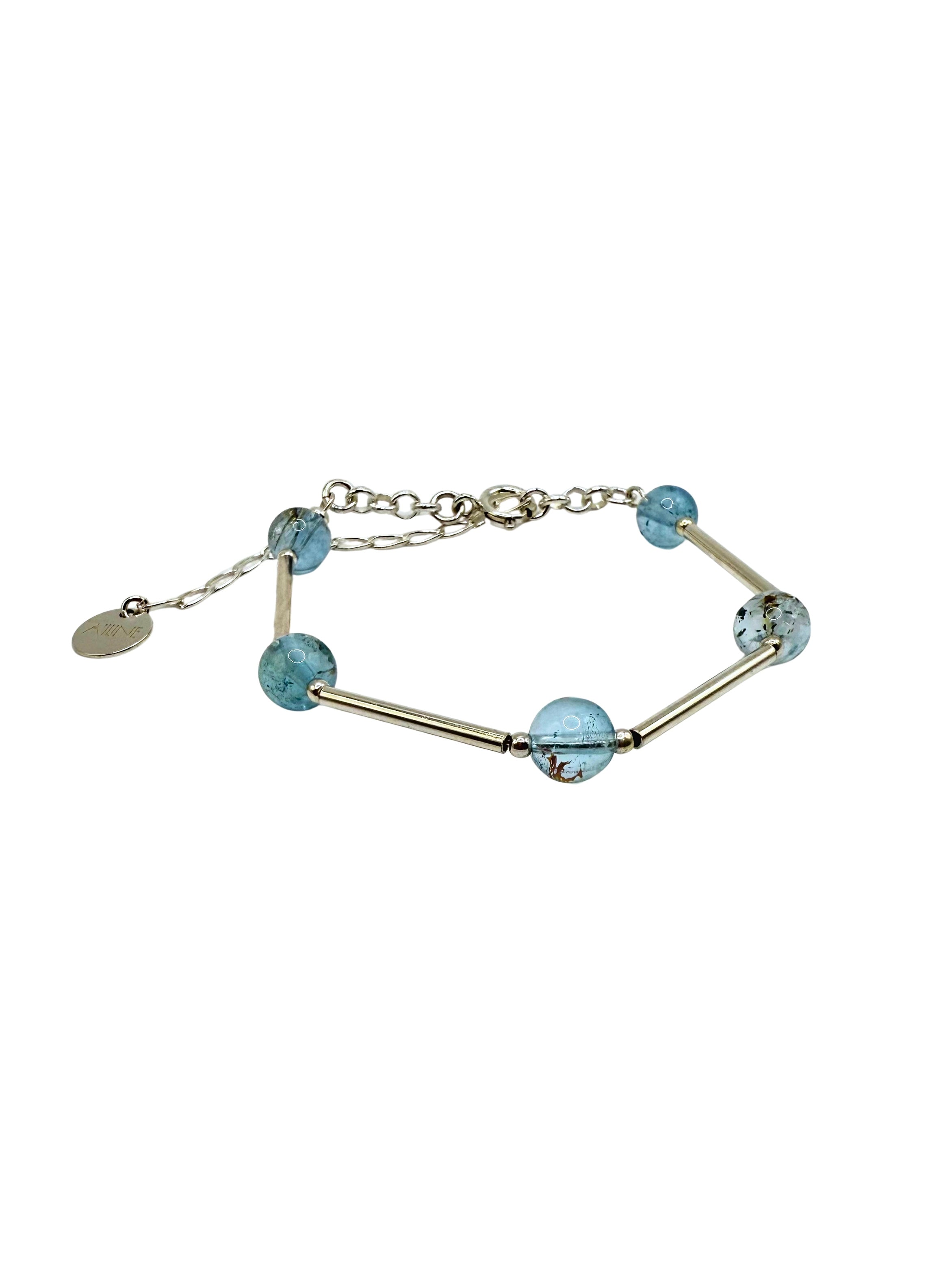 Pulseira Essential em prata 925 com topázios naturais, joia delicada e luminosa feita à mão pela A'IUNE.