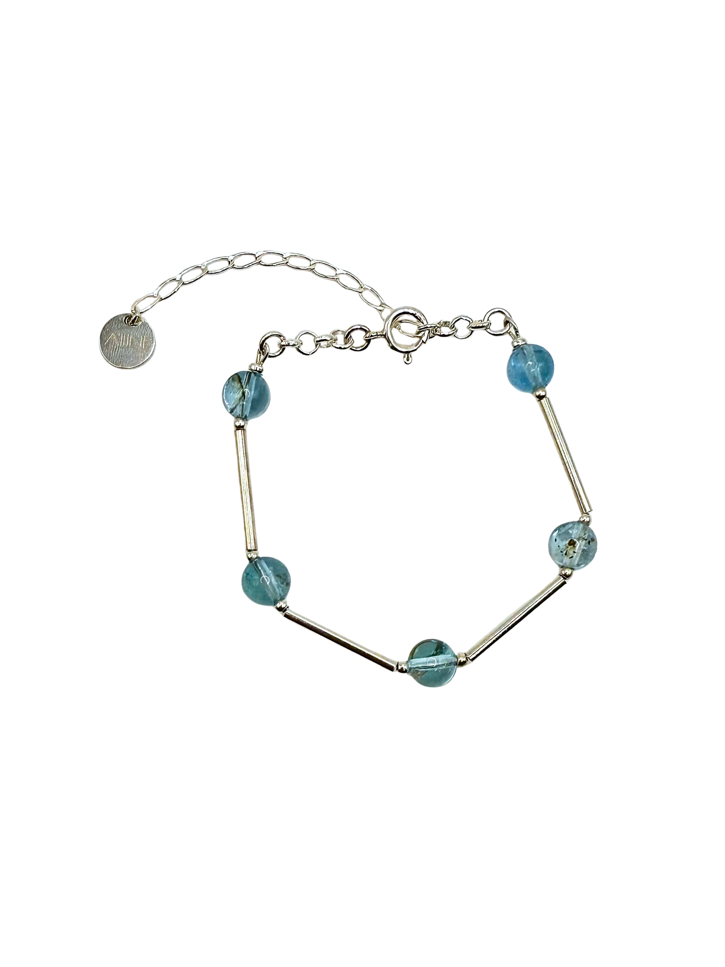 Pulseira A'IUNE em prata 925 com topázios naturais sobre fundo branco, design minimalista e contemporâneo.