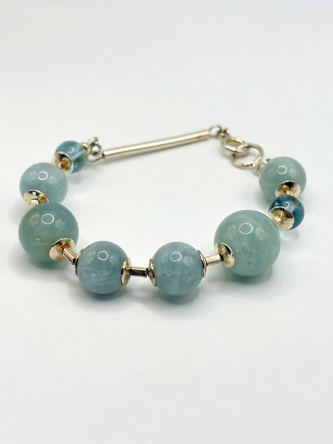 Pulseira Couture em prata 925 com água-marinha e topázio naturais em tons de azul, feita à mão pela A'IUNE.