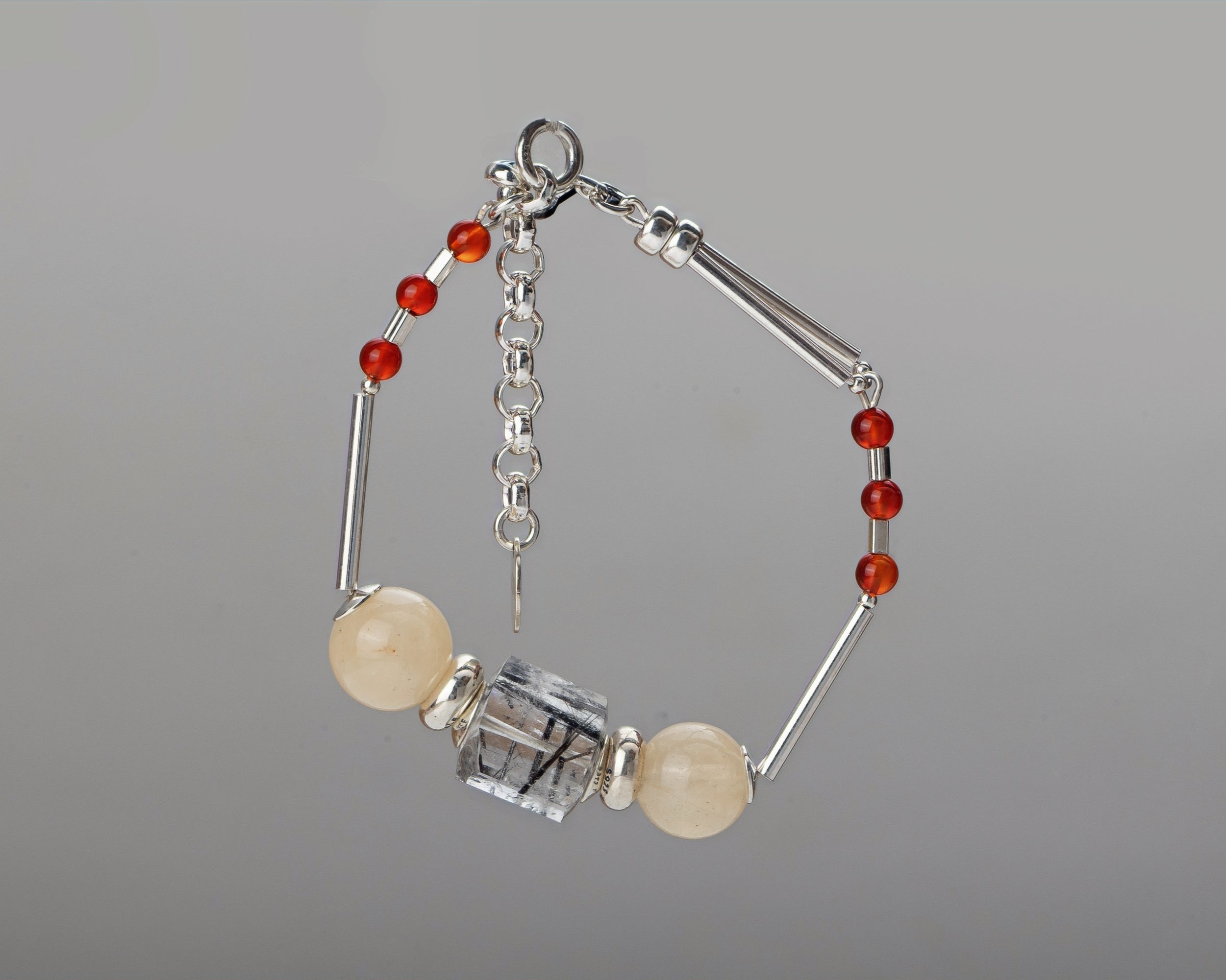 Pulseira Couture em prata 925 com cristal turmalinado, âmbar e calcitas naturais, joia autoral feita à mão pela A'IUNE.