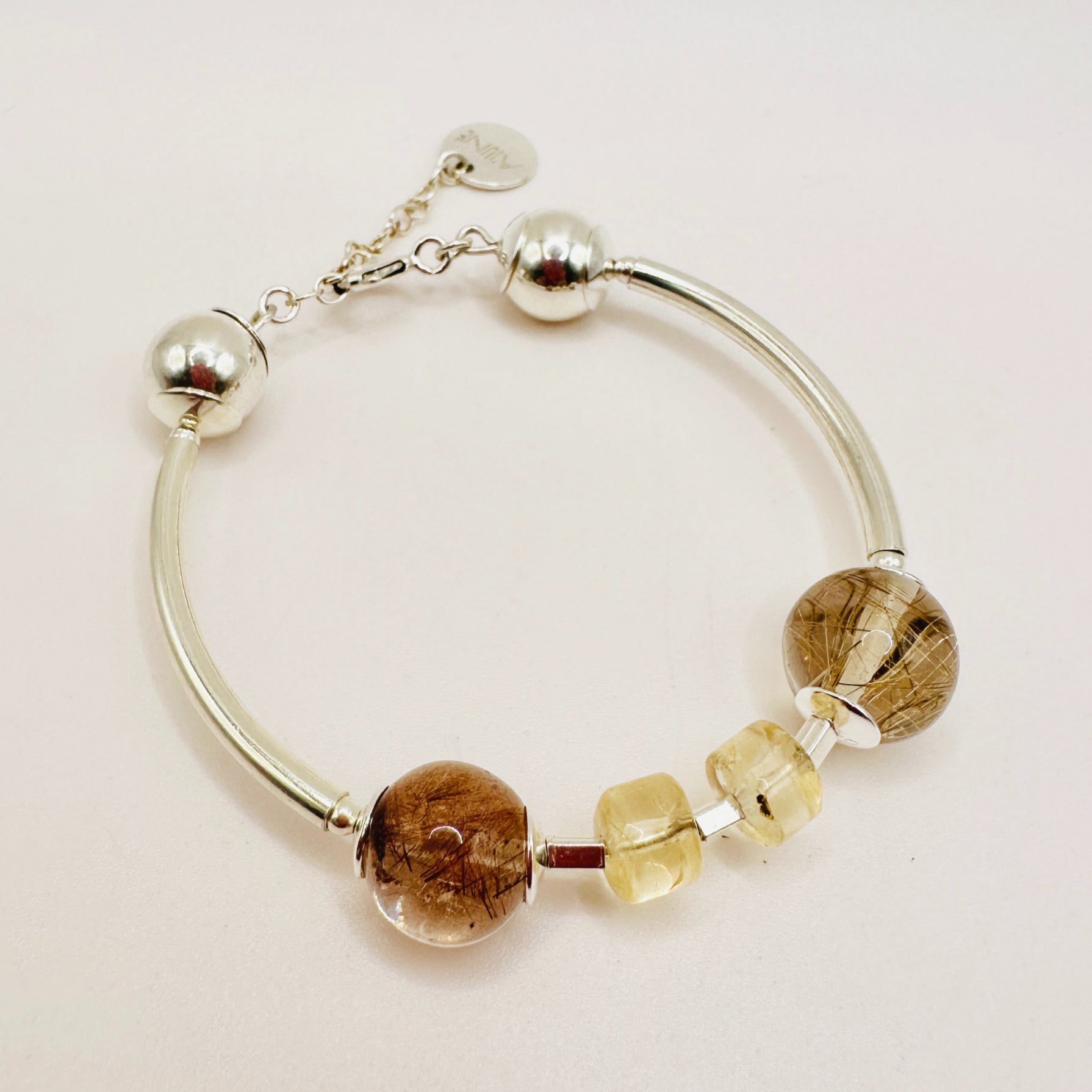 Pulseira Essential em prata 925 com quartzos rutilados e calcitas naturais, joia regulável feita à mão pela A'IUNE.