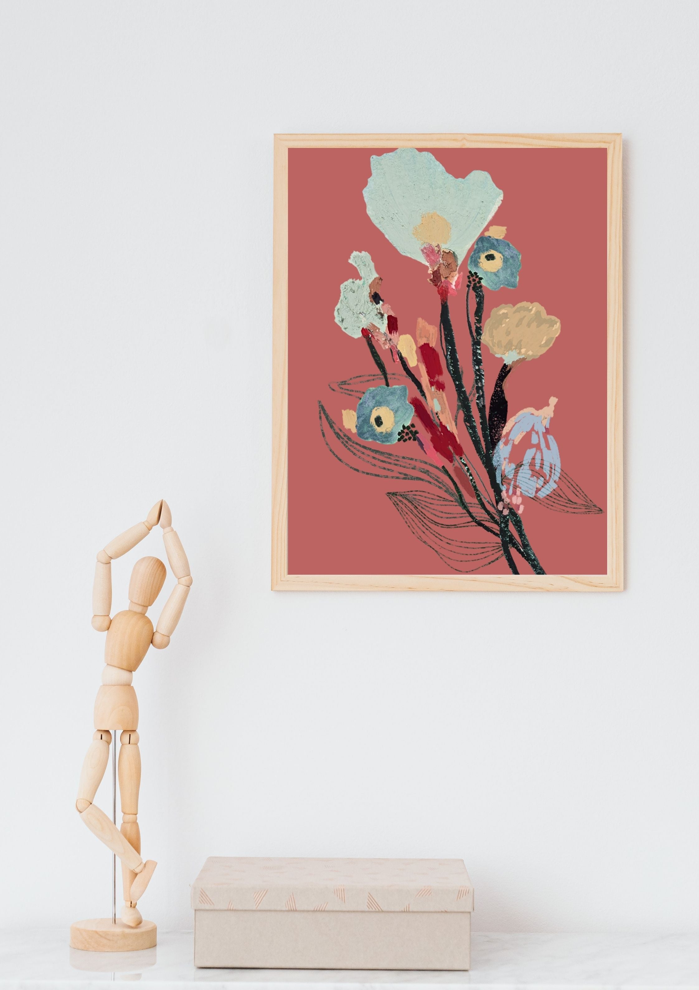 Print #Flor04 da A'IUNE apresentado em decoração de parede, evidenciando o formato A4 e a arte autoral.
