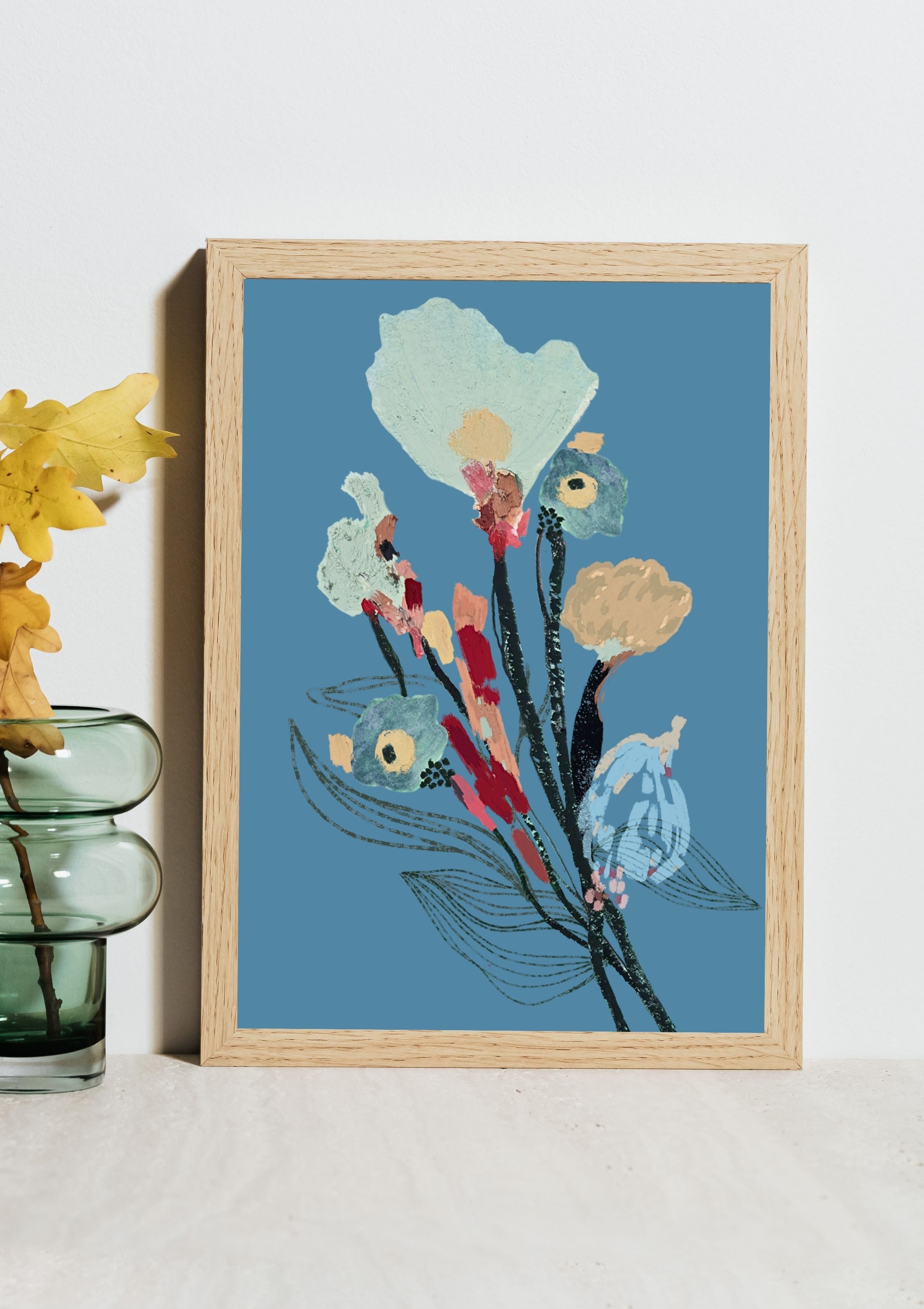Print #Flor04 em composição decorativa, mostrando a arte floral A4 aplicada em um ambiente contemporâneo.