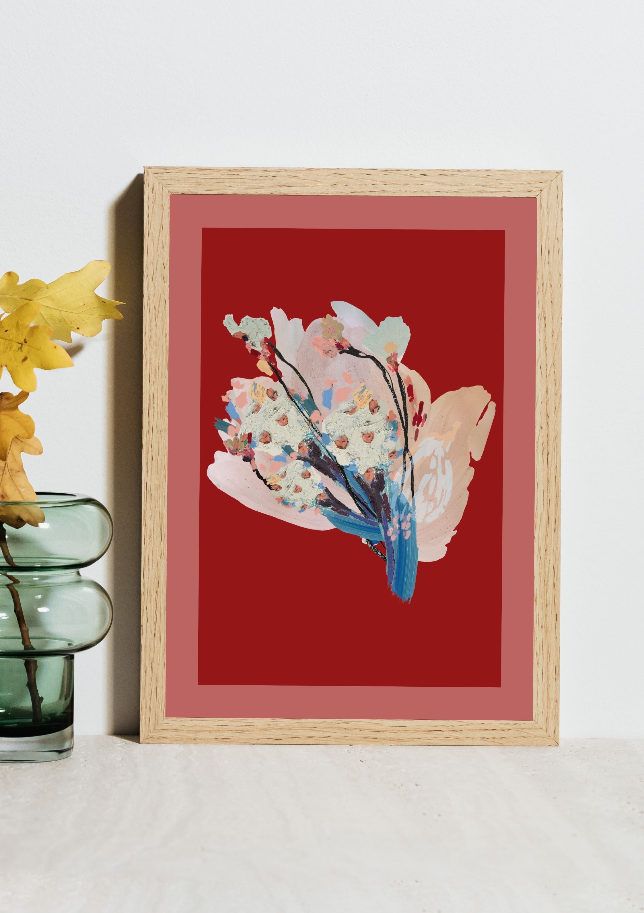 Print floral #Flor06 da A'IUNE ambientado na parede, com destaque para as cores intensas da composição.