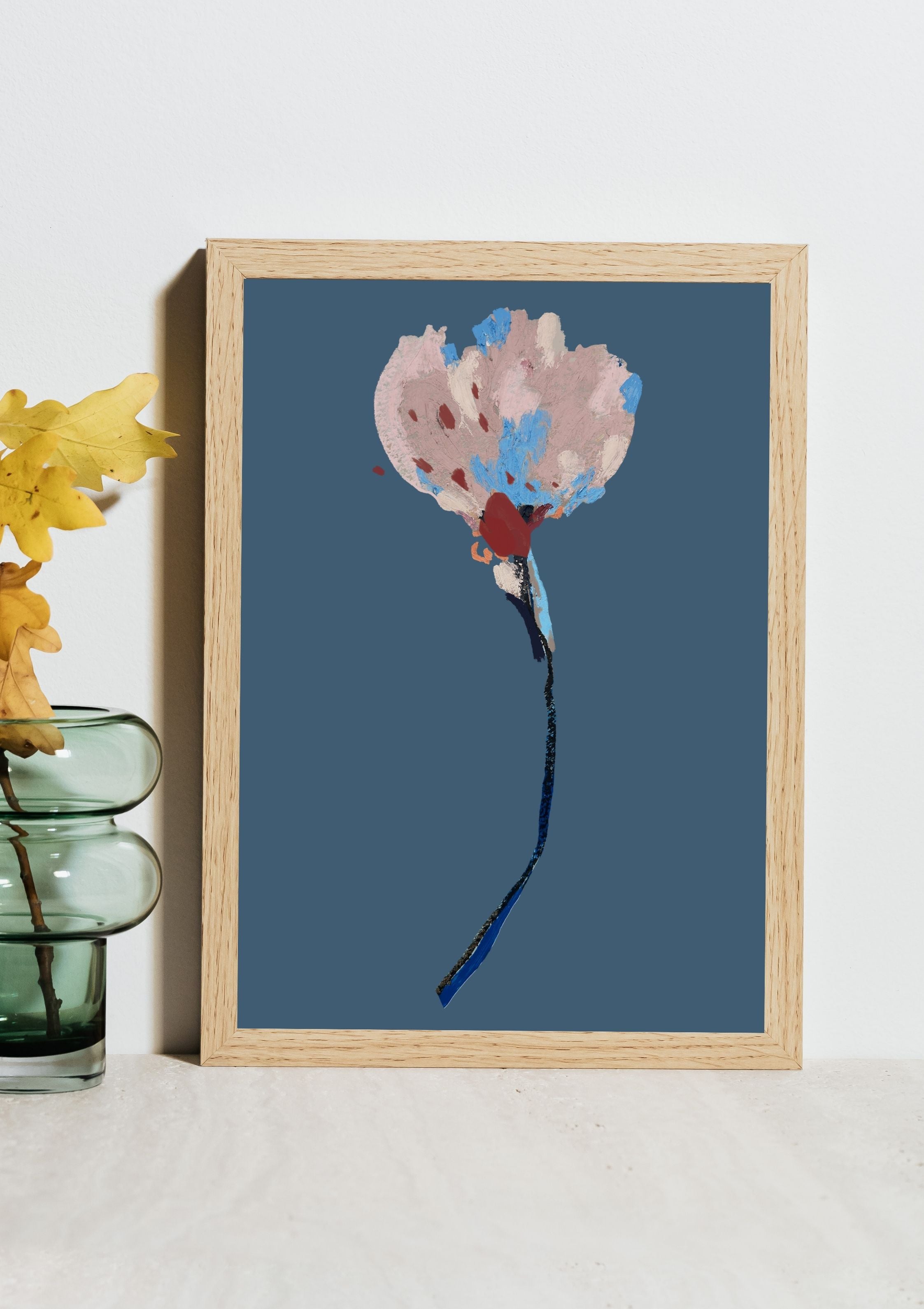 Print #Flor03 em composição decorativa, mostrando a arte floral A4 aplicada em um ambiente contemporâneo.