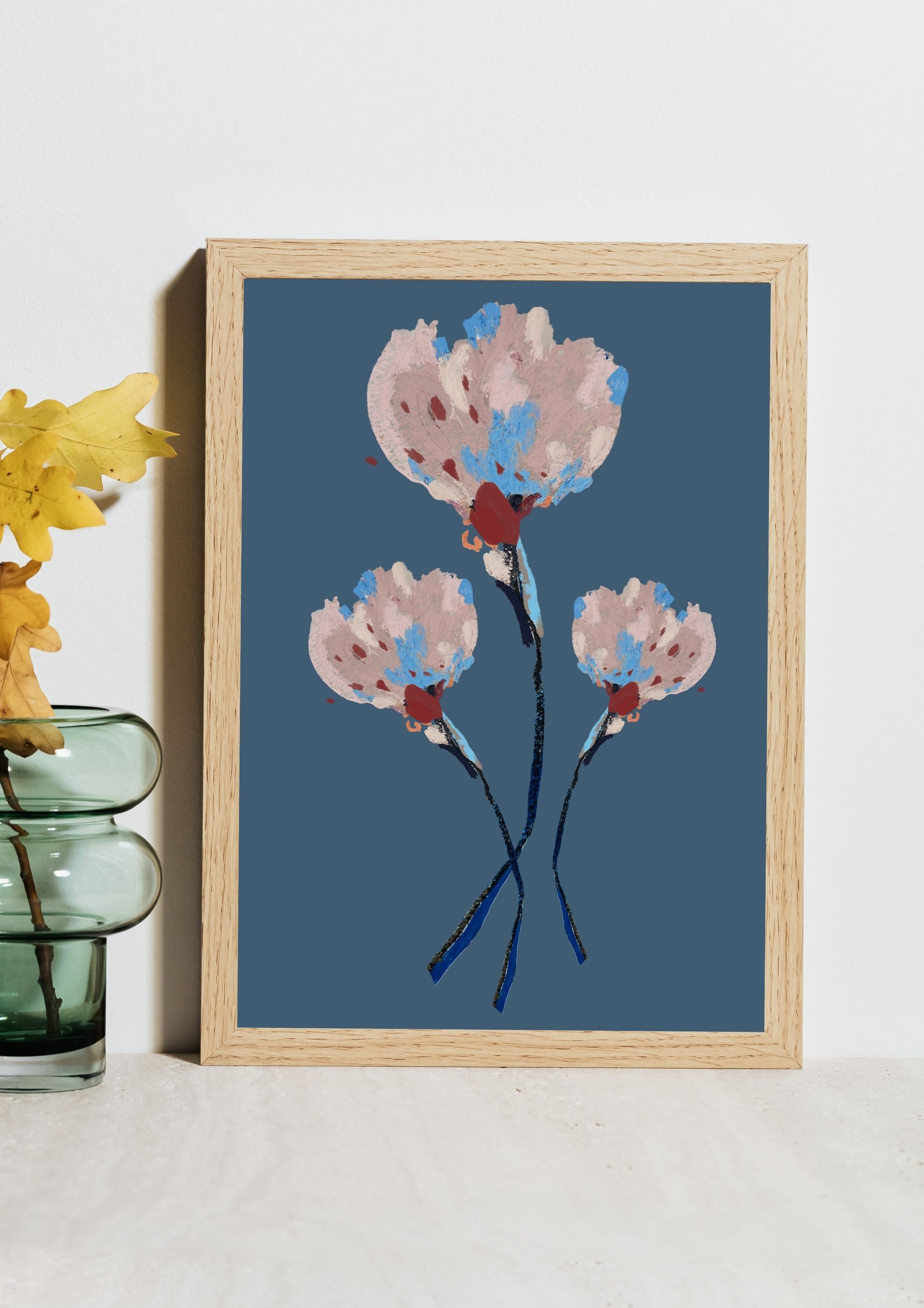 Print #Flor07 em composição decorativa, mostrando a arte floral A4 aplicada em um ambiente contemporâneo.