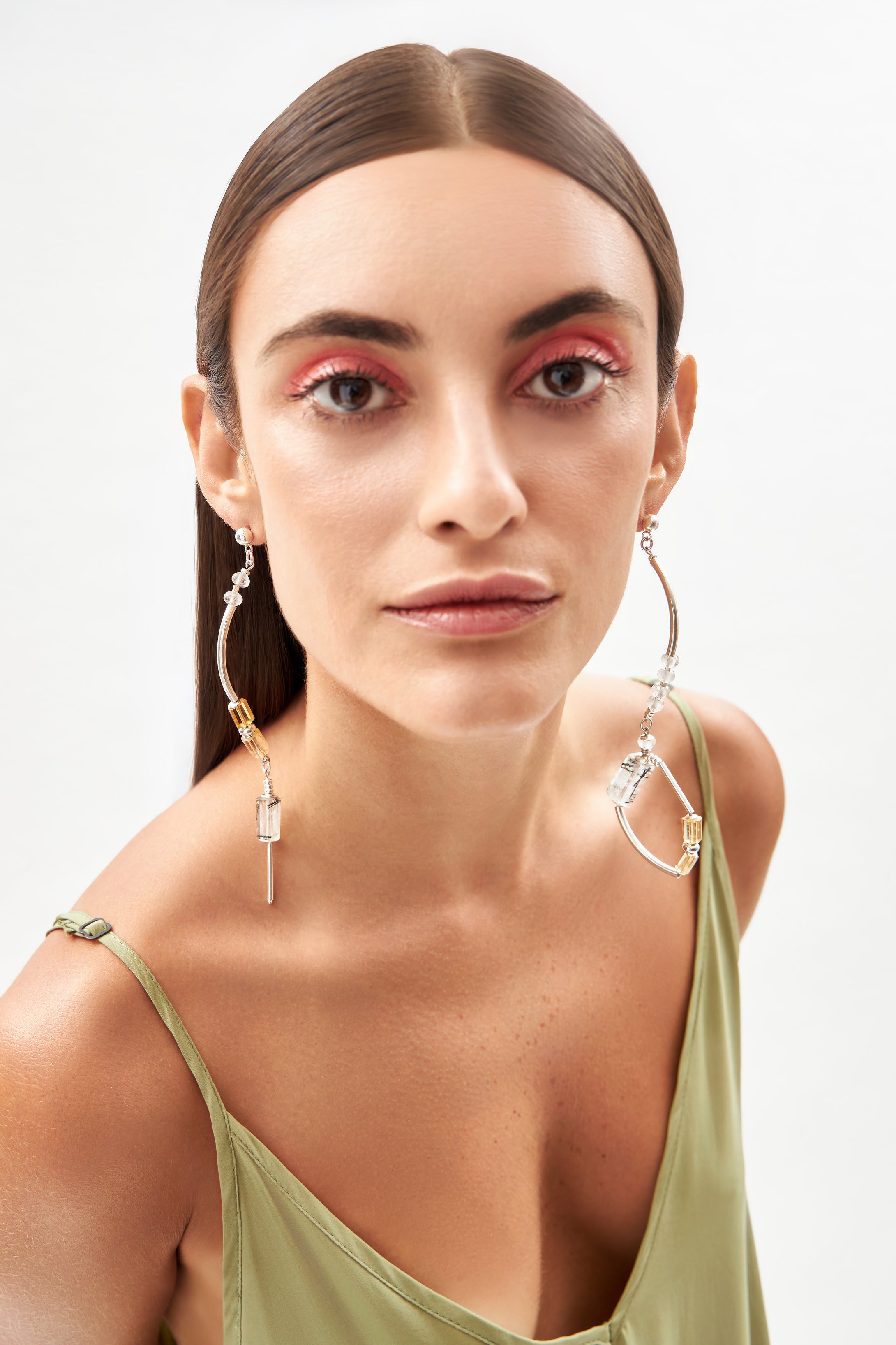 Modelo usando brincos Couture em prata 925 com cristais turmalinados e citrinos naturais, joia autoral da A'IUNE.
