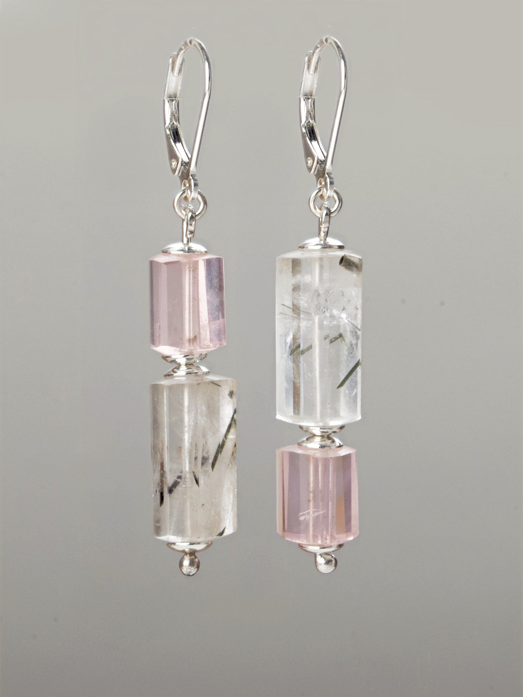 Par de brincos alongados em prata 925 com quartzos rosa e cristais turmalinados da linha ESSENTIAL A'IUNE.