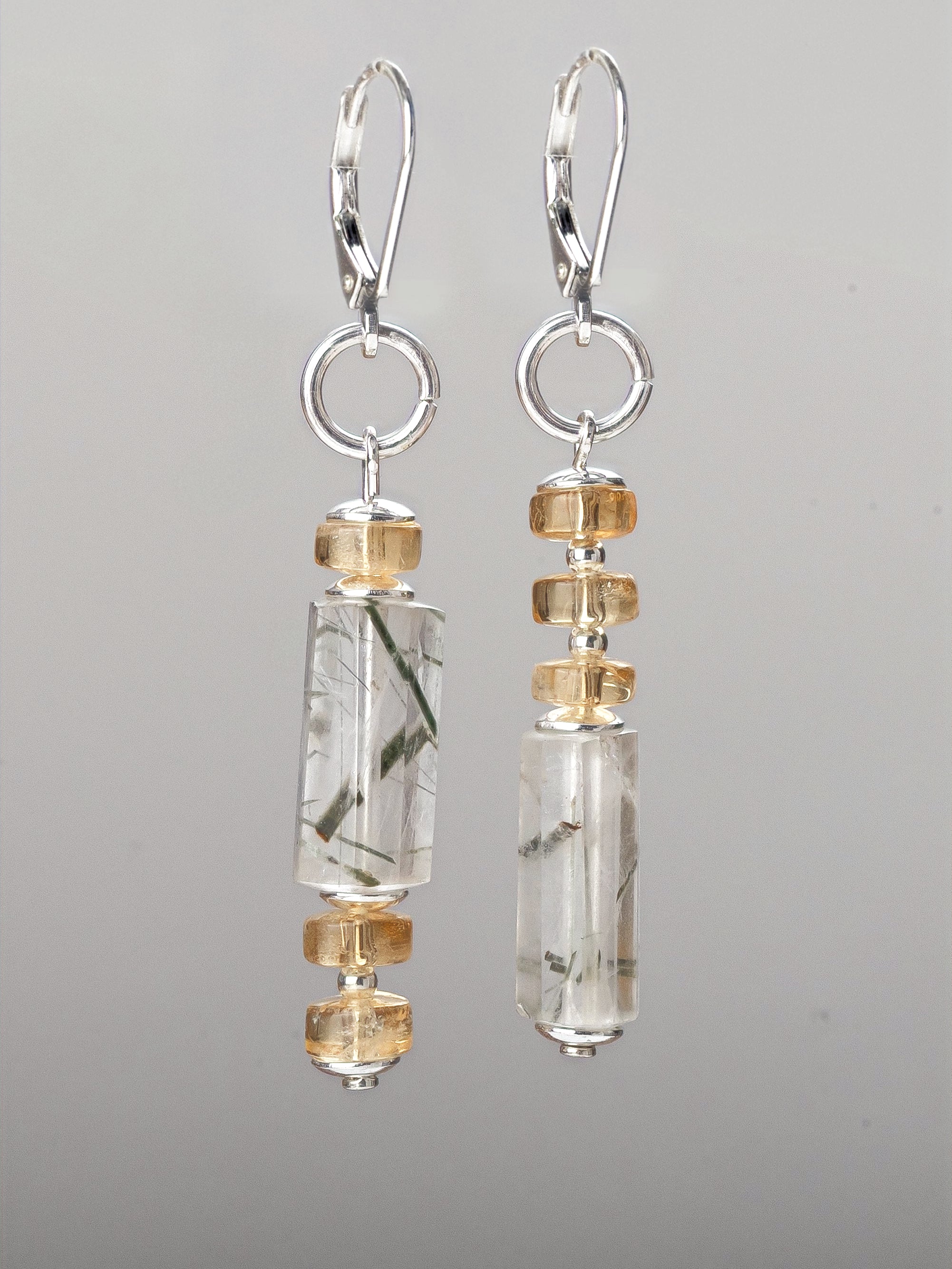 Par de brincos Couture em prata 925 com cristais turmalinados e citrinos naturais, joia alongada e única da A'IUNE.