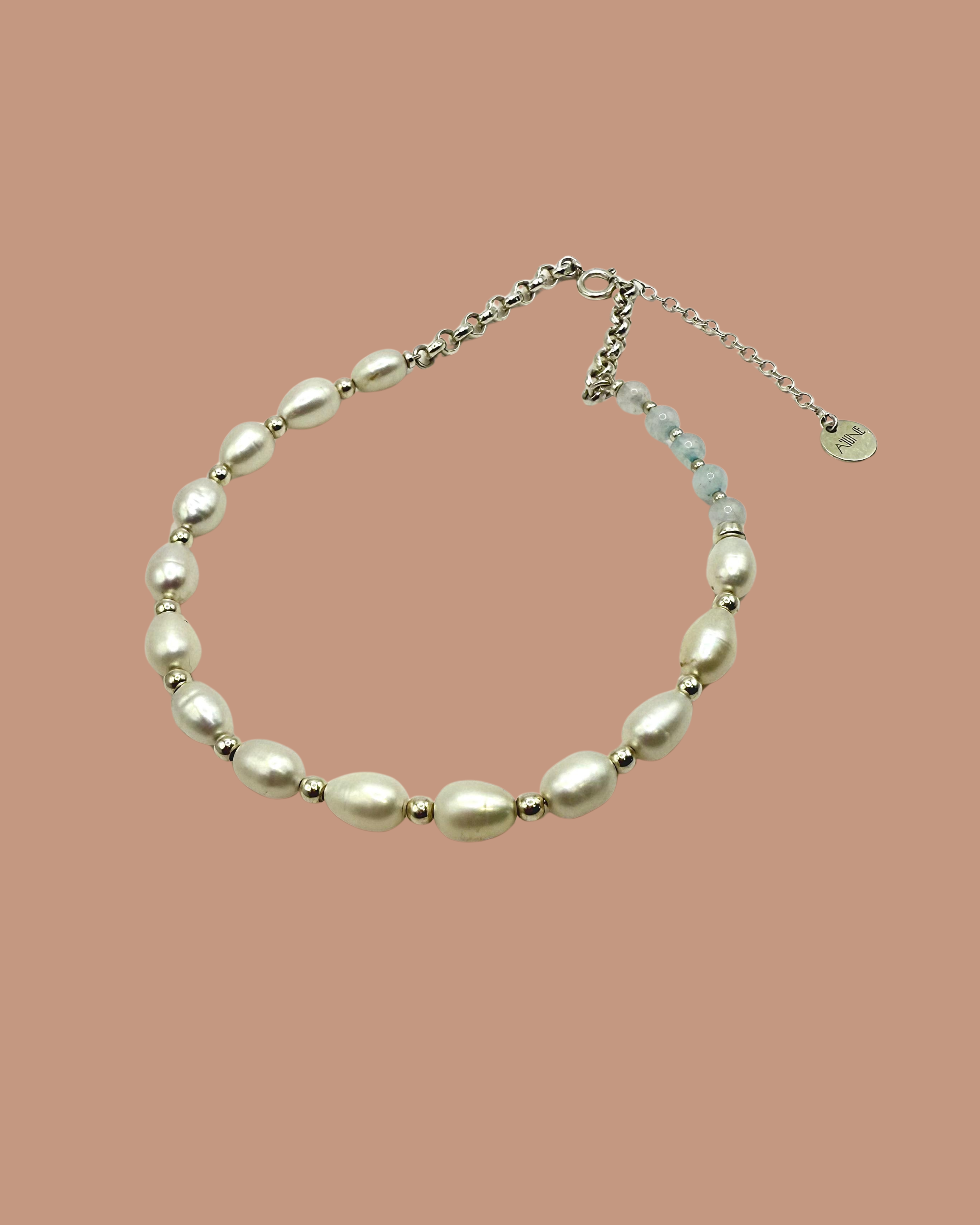 Colar Couture A'IUNE em prata 925 com pérolas naturais de água doce e detalhe lateral em água-marinha.