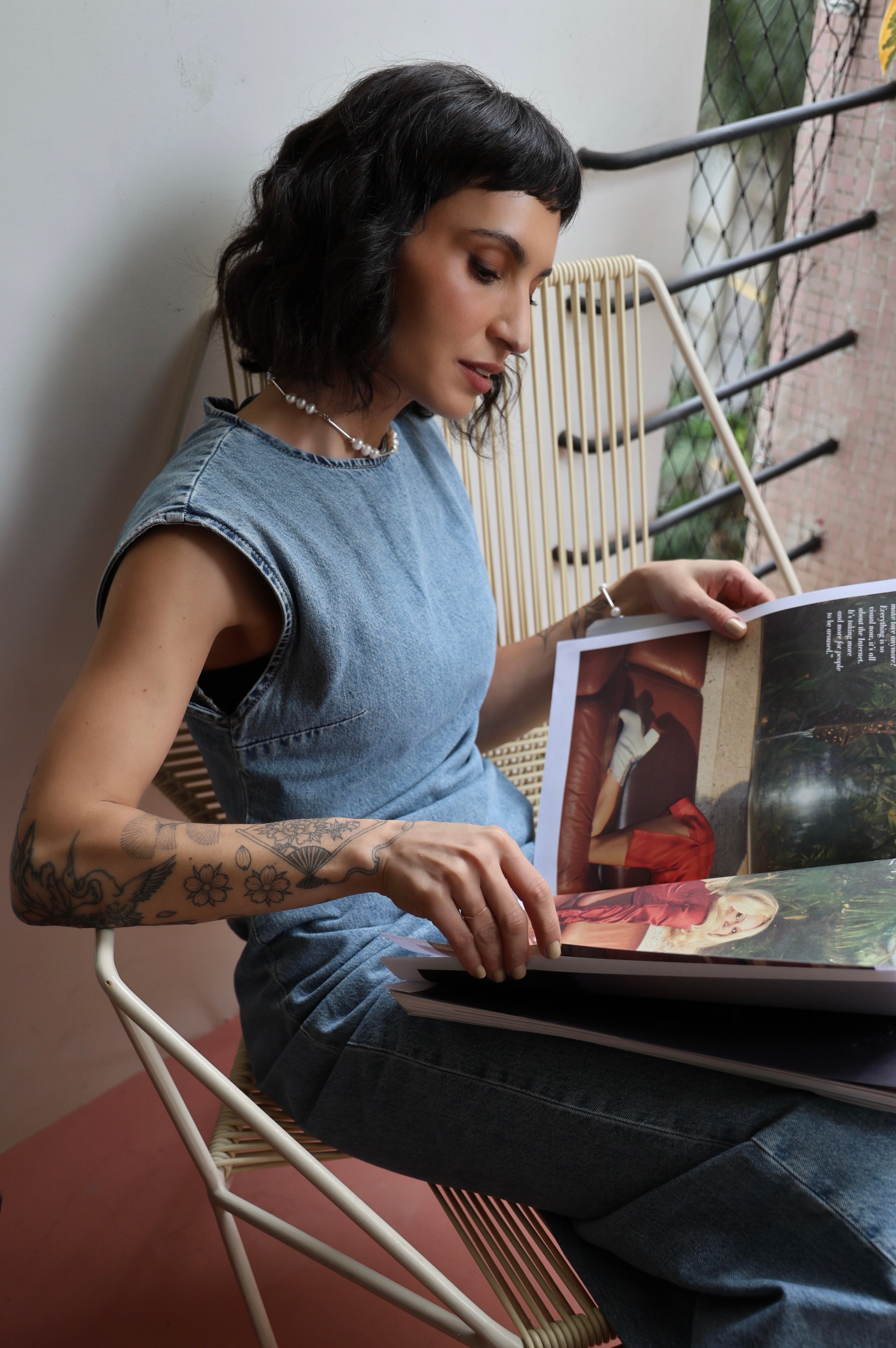Modelo usando colar Couture A'IUNE com pérolas naturais de água doce em look casual e contemporâneo.