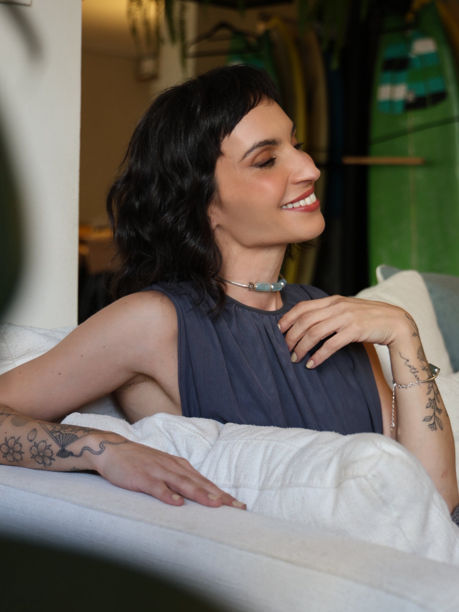 Modelo usando colar em prata 925 com águas-marinhas e cristal turmalinado natural em look elegante da linha ESSENTIAL.