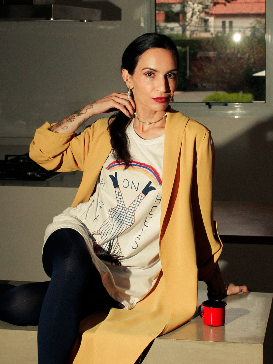 Modelo usando colar em prata 925 com pérola natural de água doce em look moderno e elegante da linha ESSENTIAL.