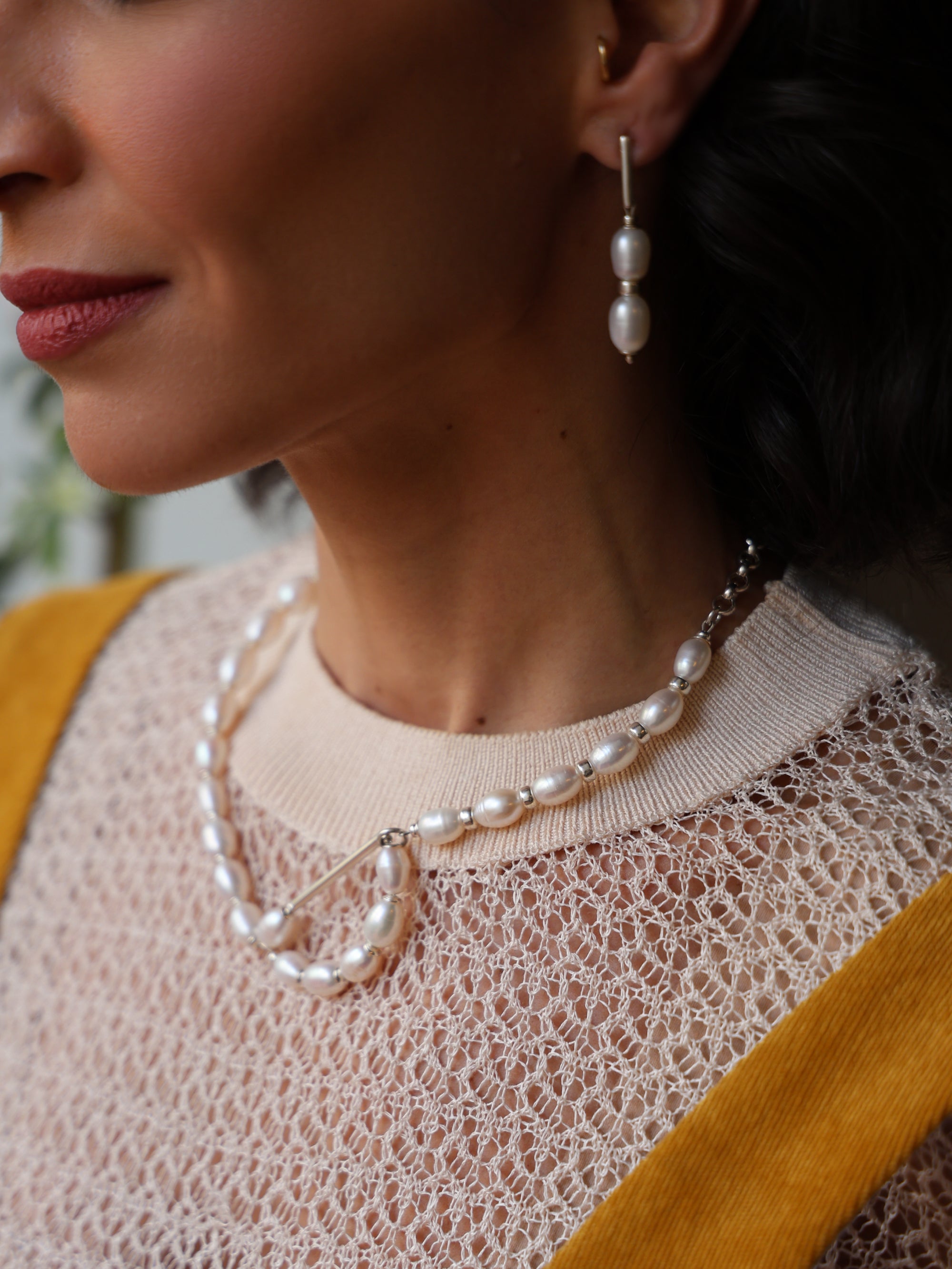 Modelo usando colar Essential em prata 925 com pérolas naturais de água doce em composição editorial da A'IUNE.