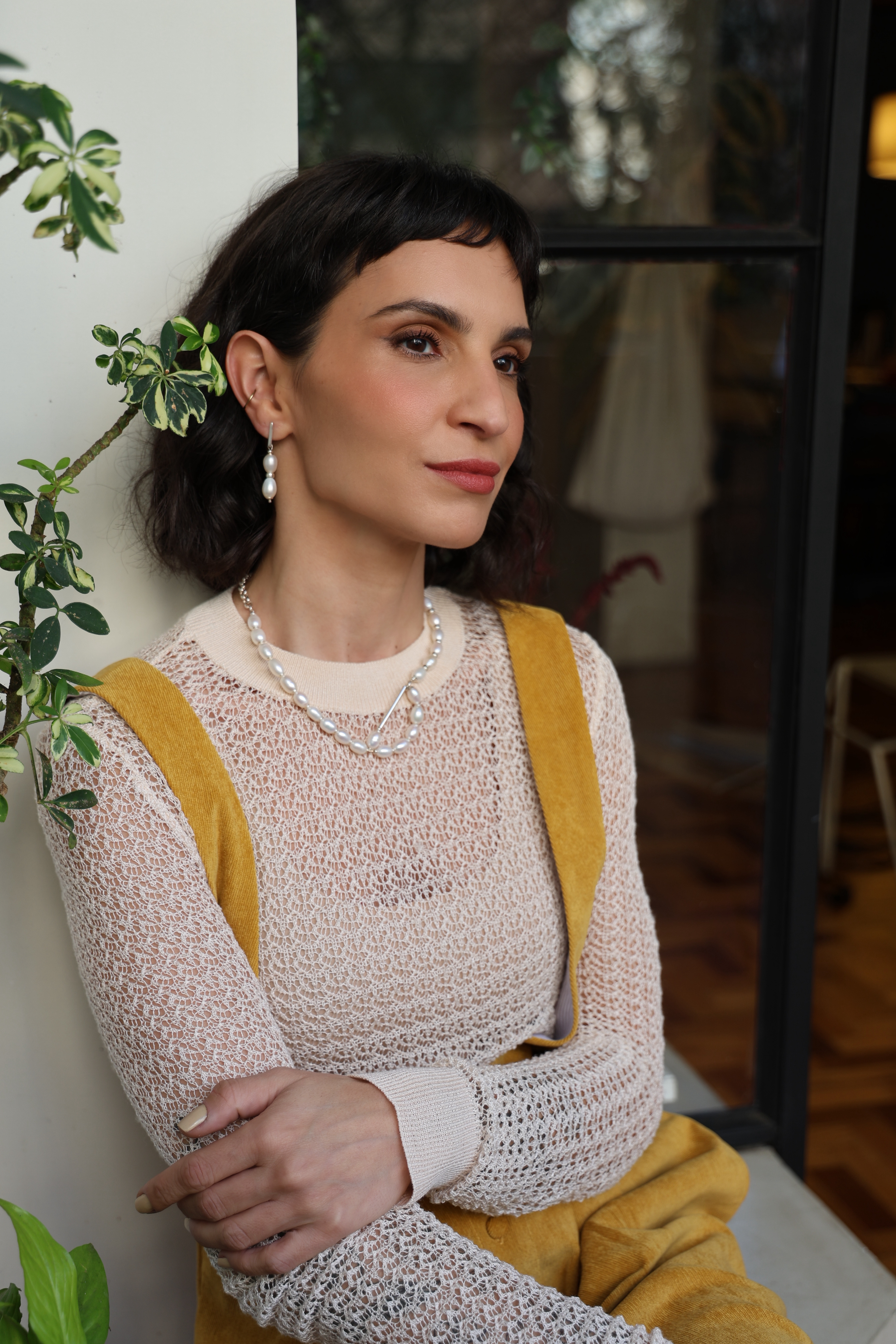 Modelo usando colar em prata 925 com pérolas naturais de água doce da linha ESSENTIAL A'IUNE.