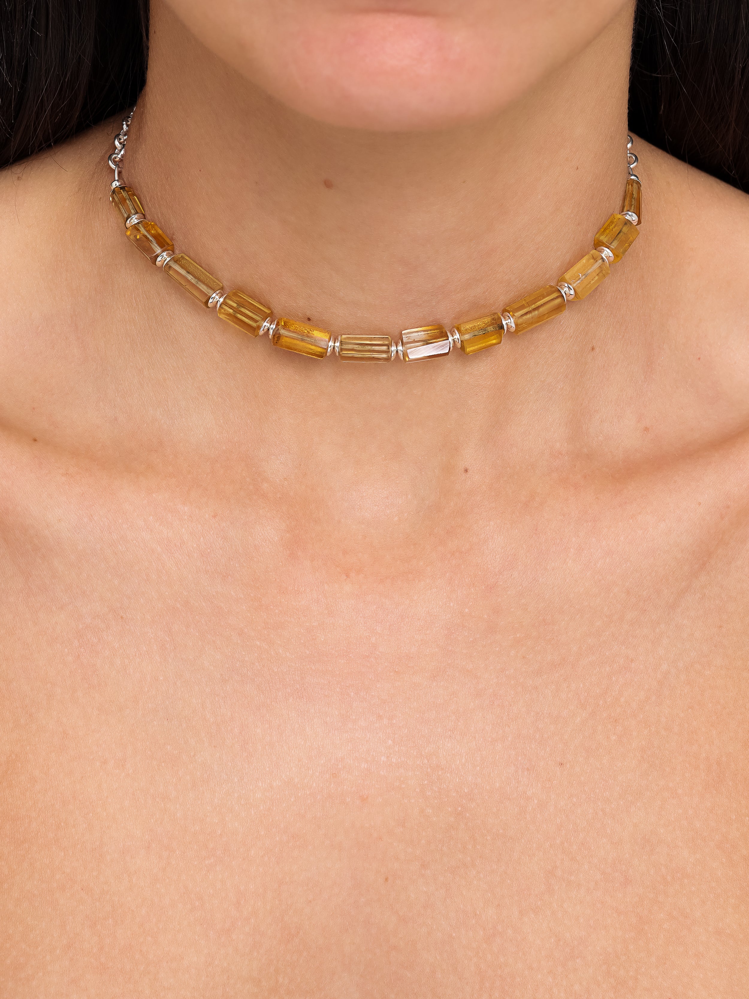 Colar em prata 925 com citrinos naturais usado no colo, joia luminosa e sofisticada da linha ESSENTIAL A'IUNE.