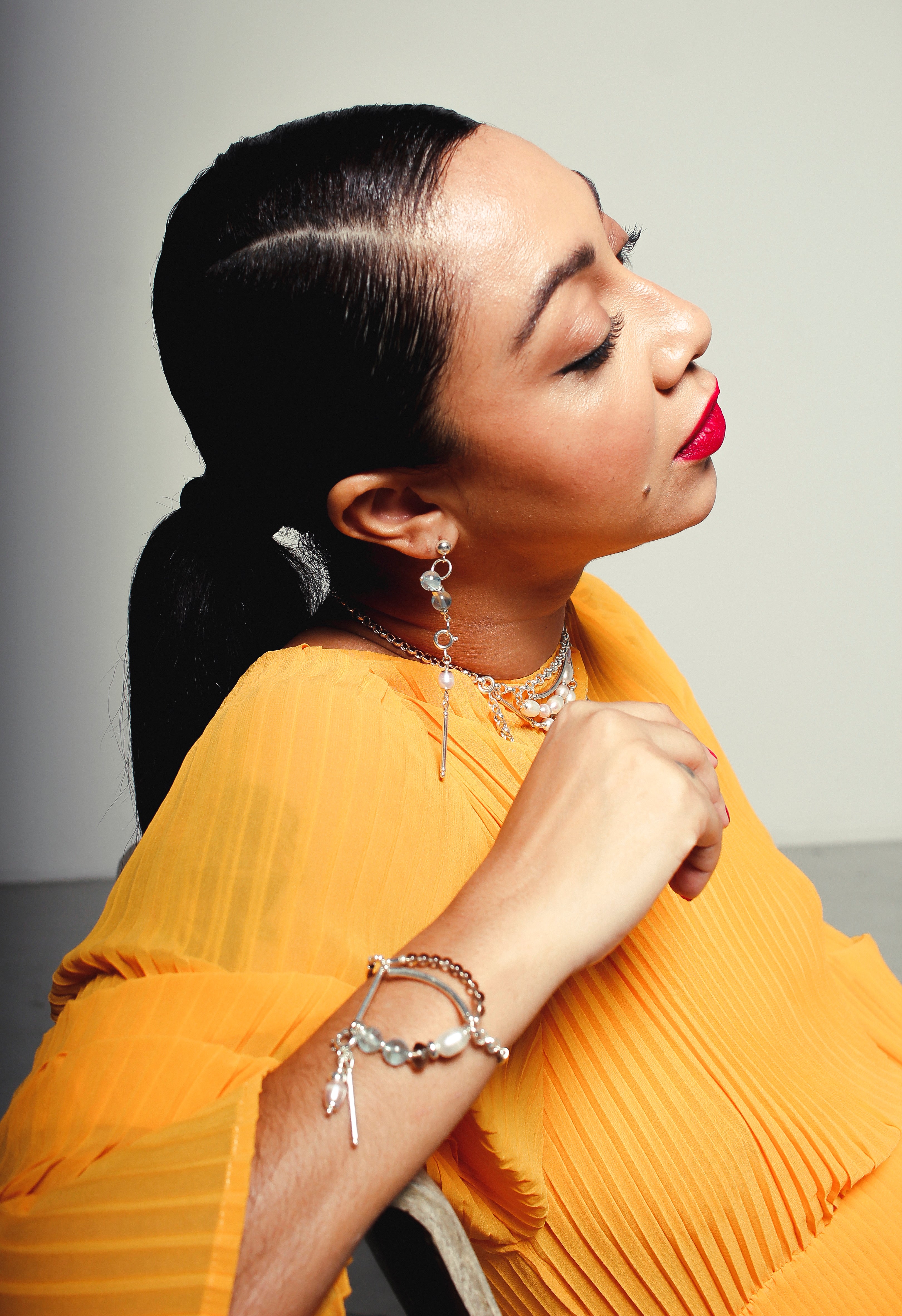 Pulseira Concreta da collab Carol Lauriano usada pela modelo em look autoral com joias artesanais A'IUNE.