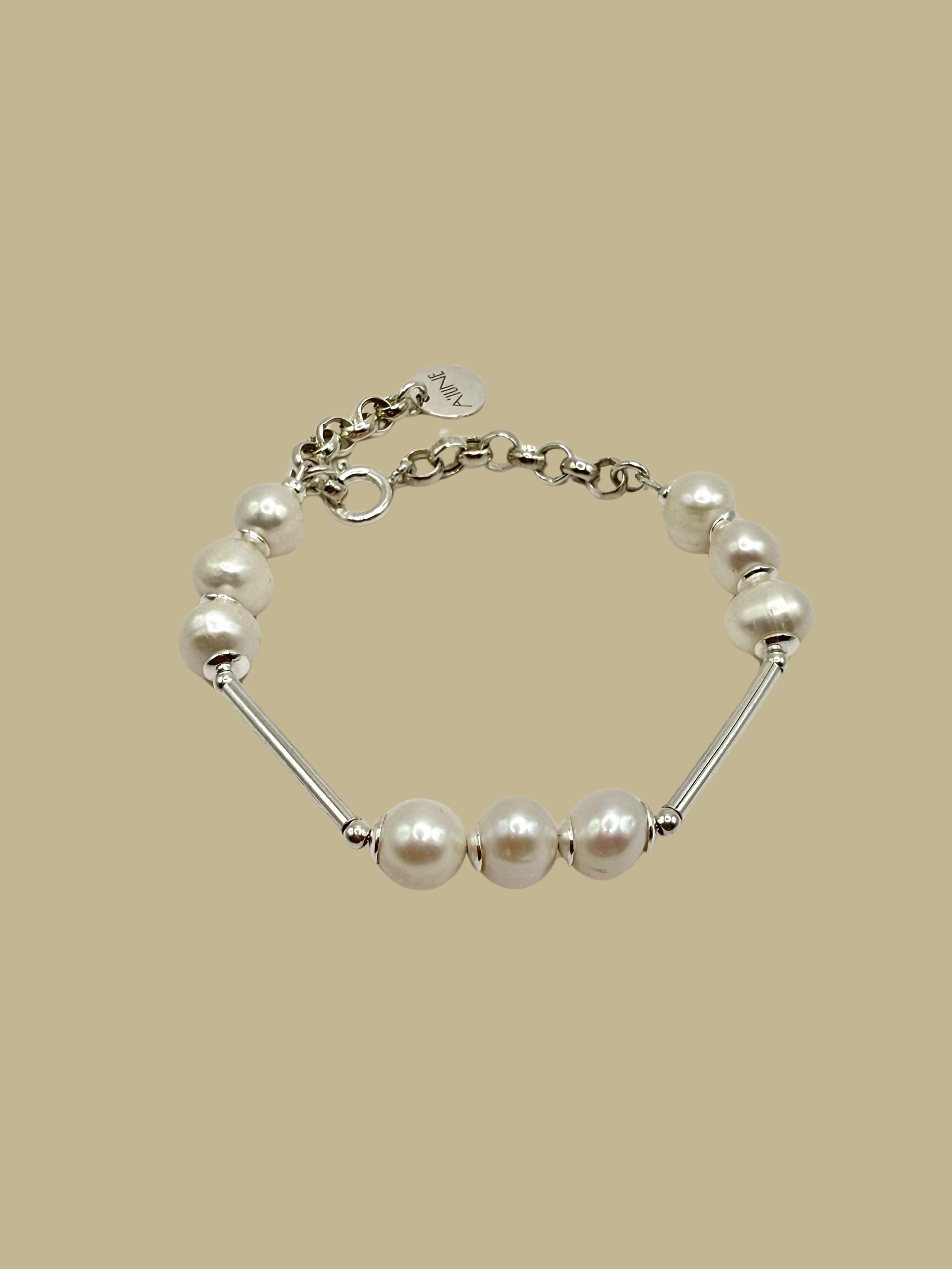 Pulseira Essential em prata 925 com pérolas naturais de água doce, joia delicada feita à mão pela A'IUNE.
