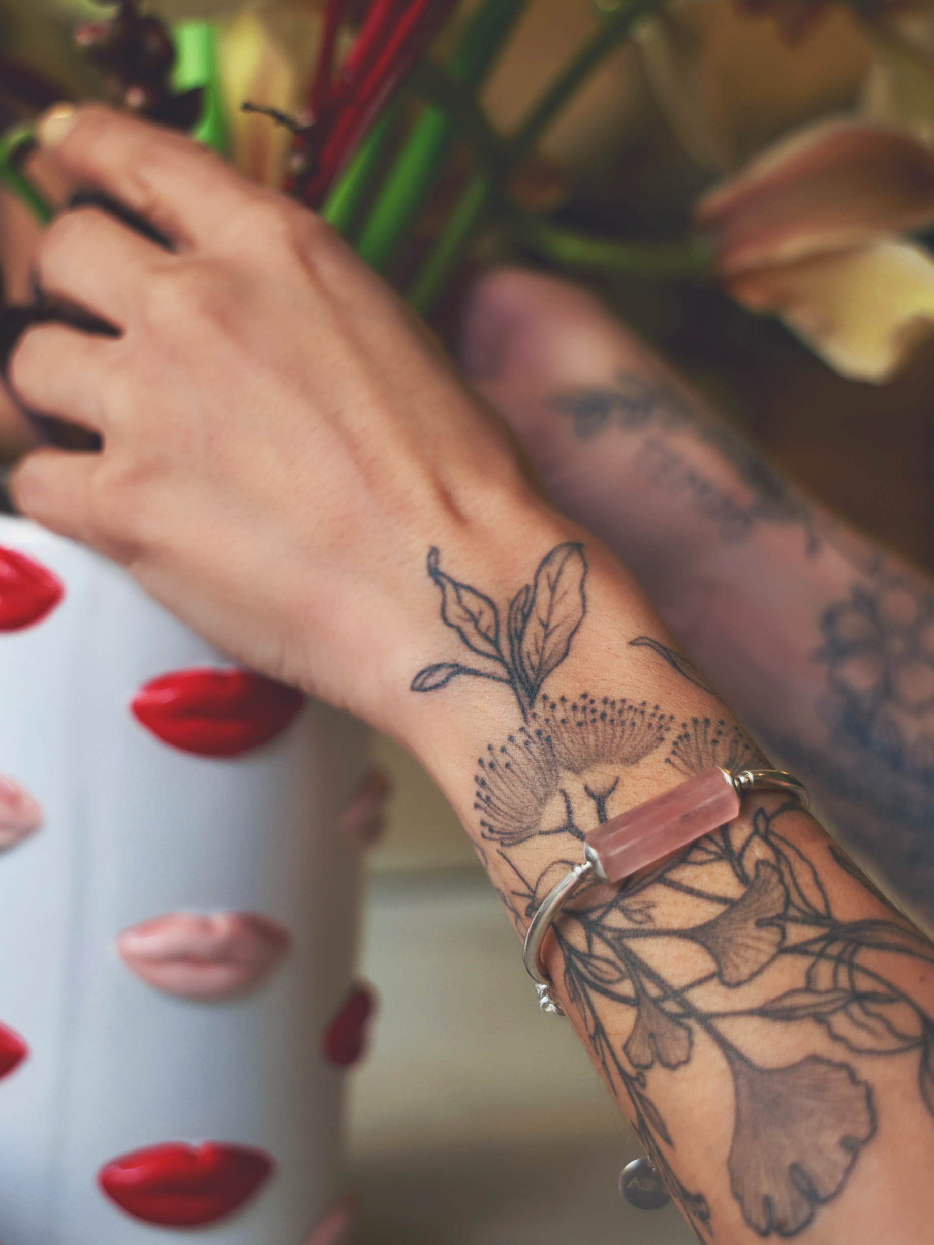 Modelo usando pulseira em prata 925 com pérola natural de água doce da linha COUTURE A'IUNE em composição casual.