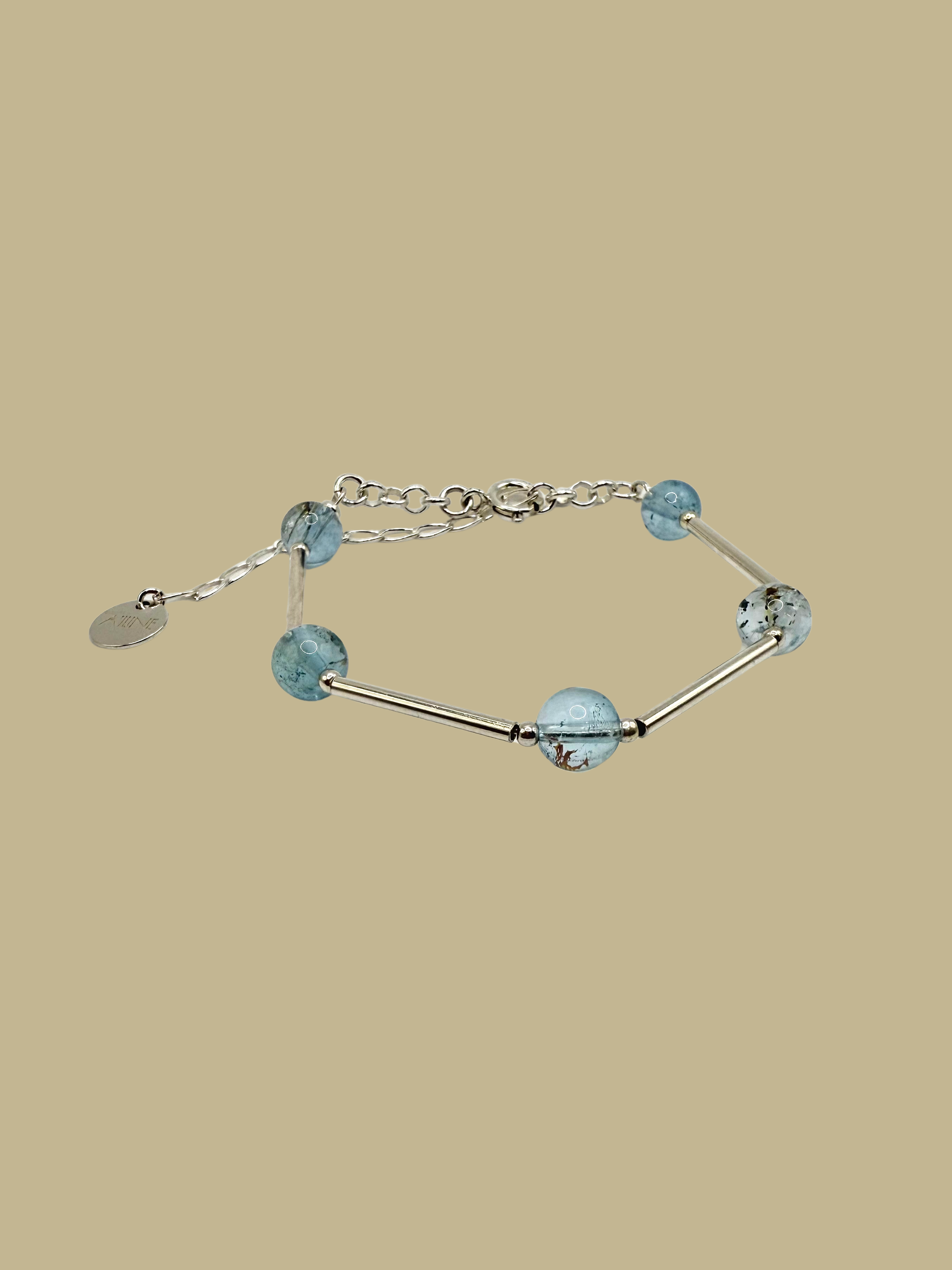 Pulseira em prata 925 com topázios naturais da linha ESSENTIAL A'IUNE em foto de produto sobre fundo neutro.