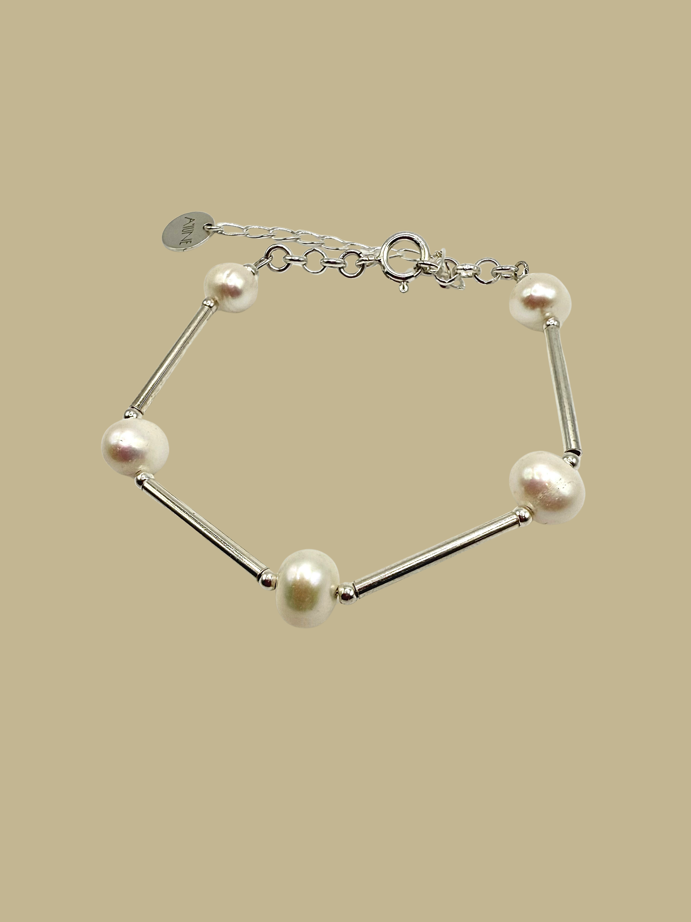 Pulseira em prata 925 com pérolas naturais de água doce, design minimalista e contemporâneo feito à mão pela A'IUNE.