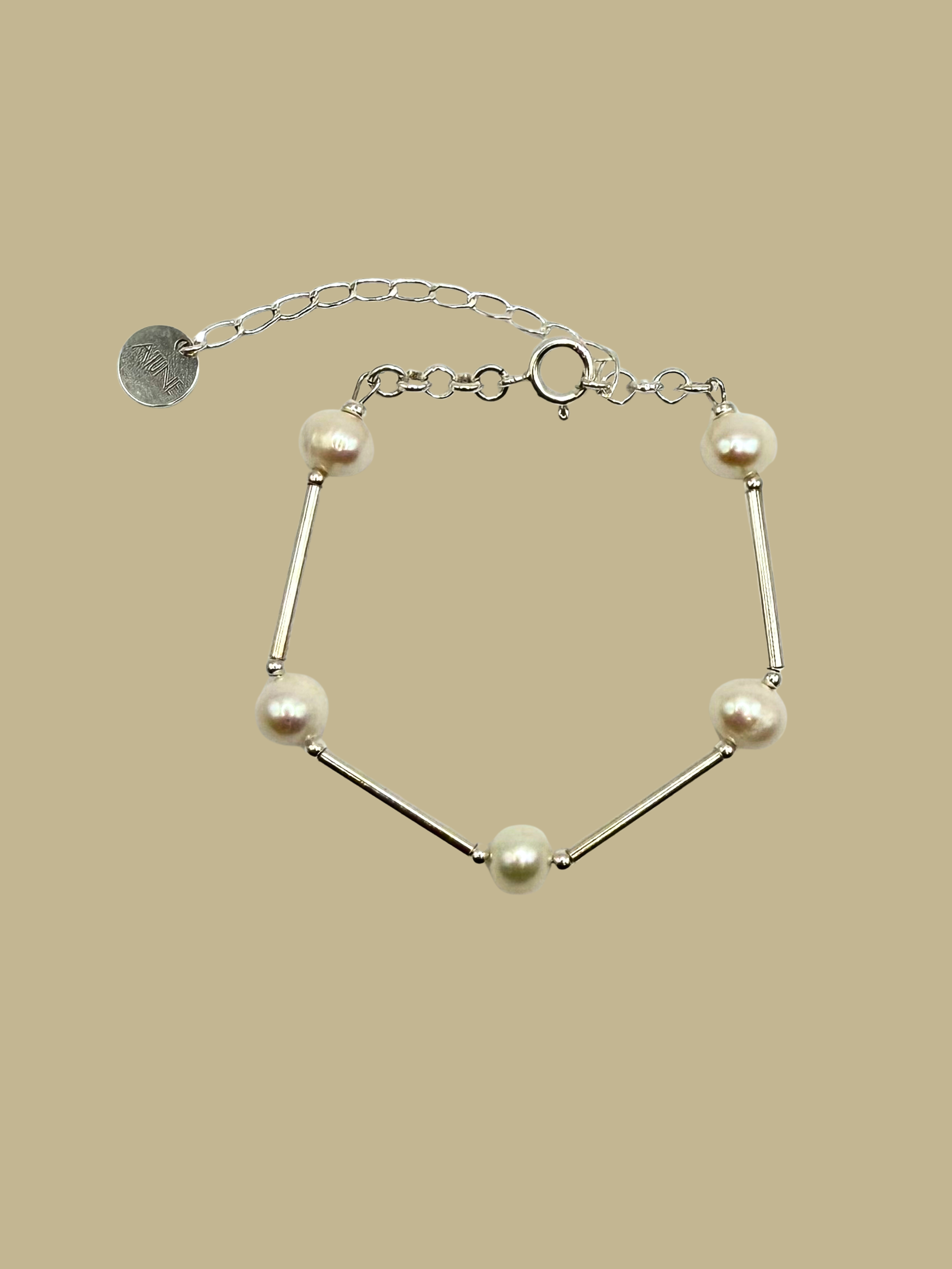 Pulseira A'IUNE em prata 925 com pérolas naturais de água doce, estrutura delicada e design artesanal.