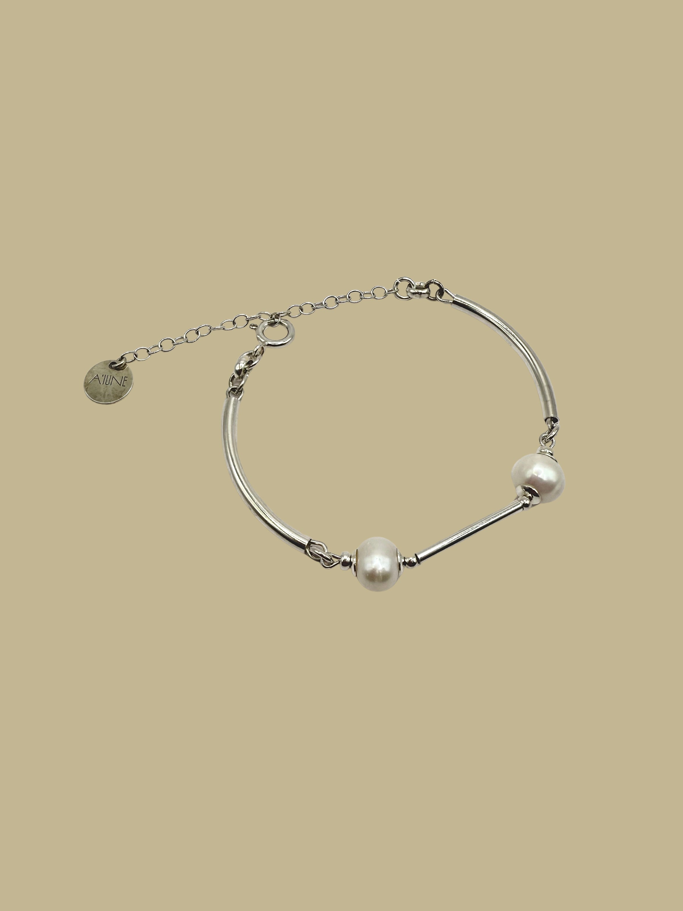 Pulseira Couture em prata 925 com pérolas naturais de água doce, ajuste regulável e design minimalista da A'IUNE.
