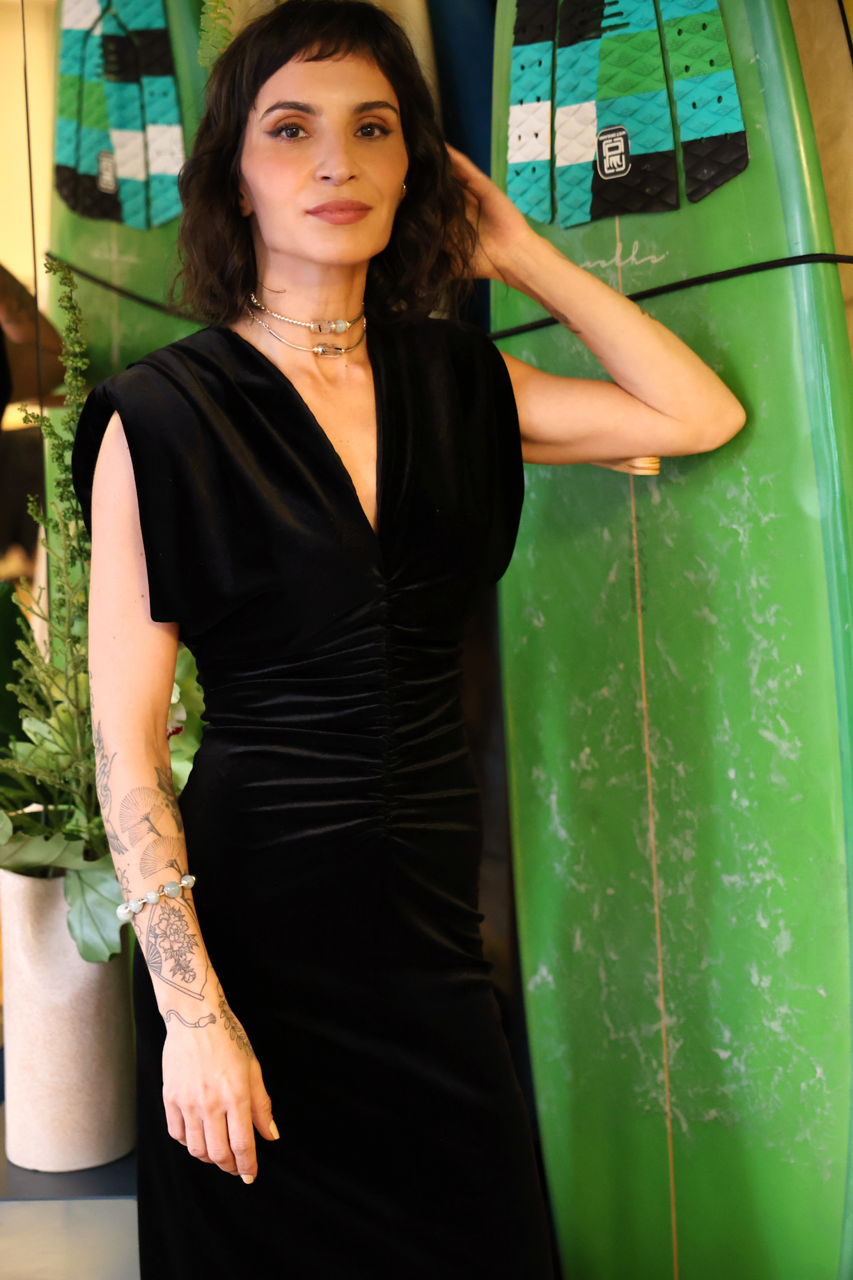 Modelo usando pulseira Couture em prata 925 com água-marinha e topázio naturais em look sofisticado da A'IUNE.